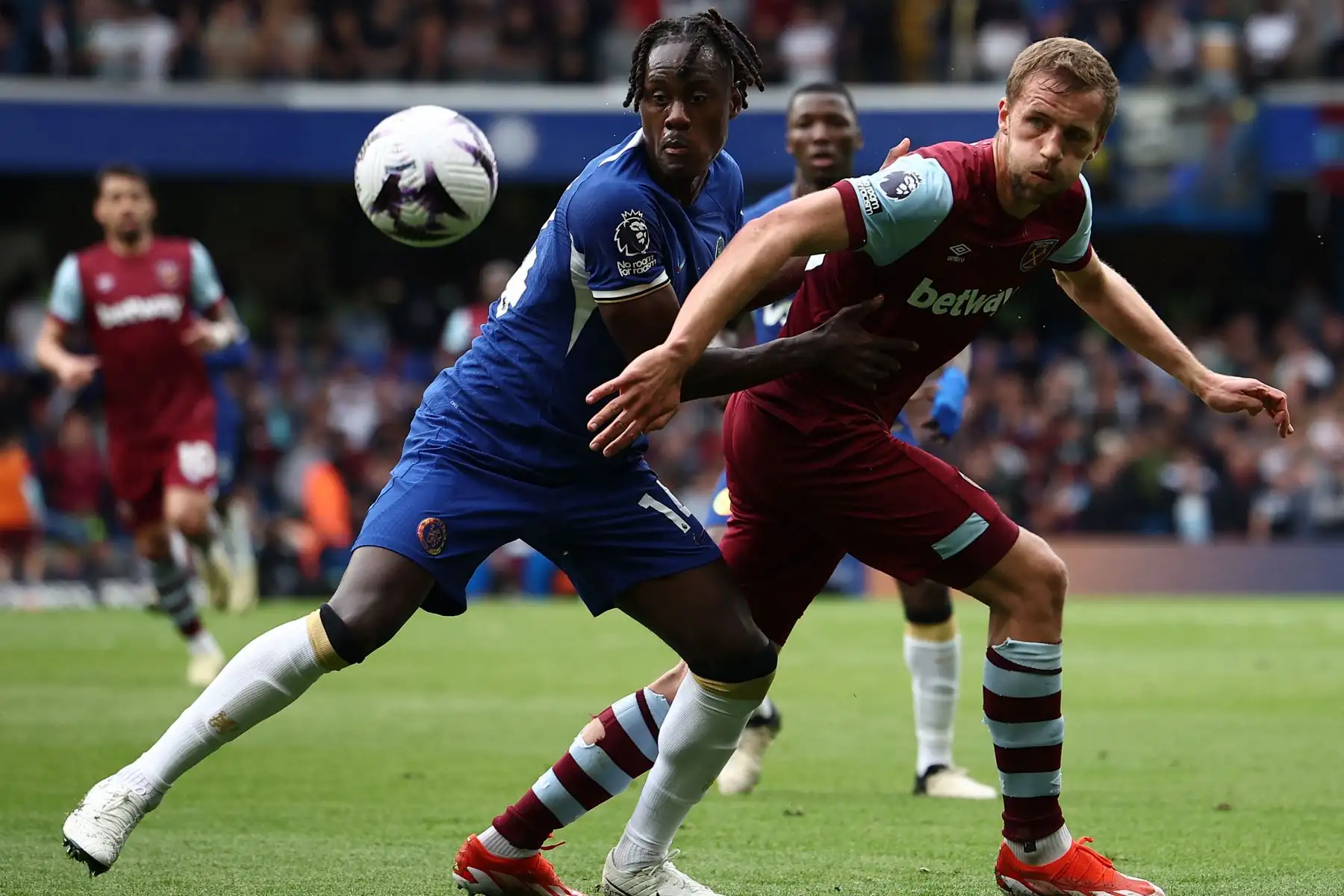 El centrocampista checo del West Ham United Tomas Soucek  compite con el defensor inglés del Chelsea Trevoh Chalobah durante el partido de fútbol de la Premier League inglesa entre Chelsea y West Ham United.
Foto: ANDINA/AFP