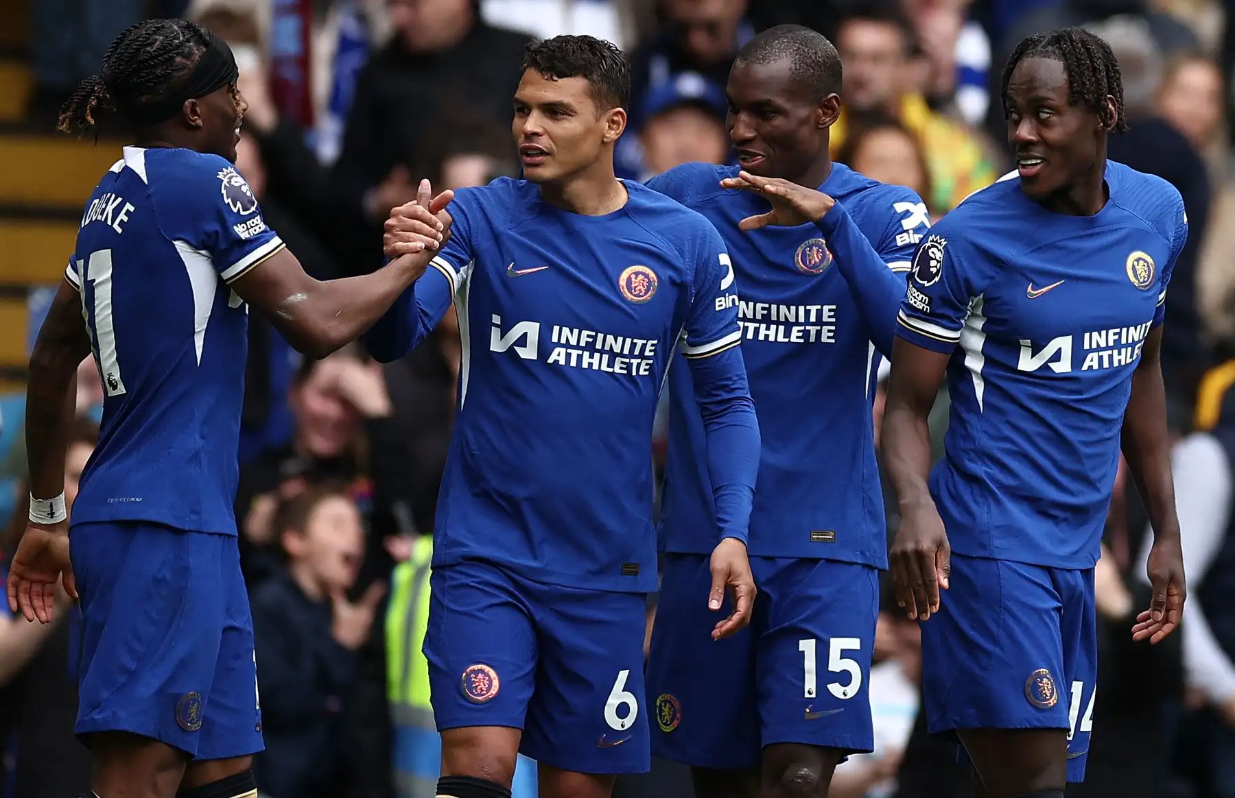 El delantero senegalés del Chelsea  Nicolas Jackson celebra marcar el cuarto gol del equipo con el centrocampista inglés del Chelsea Noni Madueke, el defensor brasileño del Chelsea  Thiago Silva y el defensor inglés del Chelsea  Trevoh Chalobah durante la Premier inglesa Partido de fútbol de liga entre Chelsea y West Ham United. Foto: ANDINA/AFP