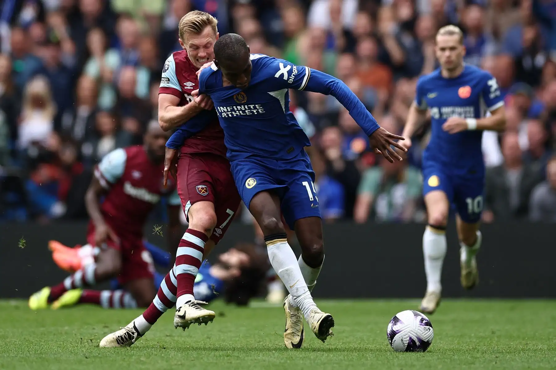 El centrocampista inglés del West Ham United James Ward-Prowse compite con el delantero senegalés del Chelsea  Nicolas Jackson durante el partido de fútbol de la Premier League inglesa entre Chelsea y West Ham United. 
Foto: ANDINA/AFP