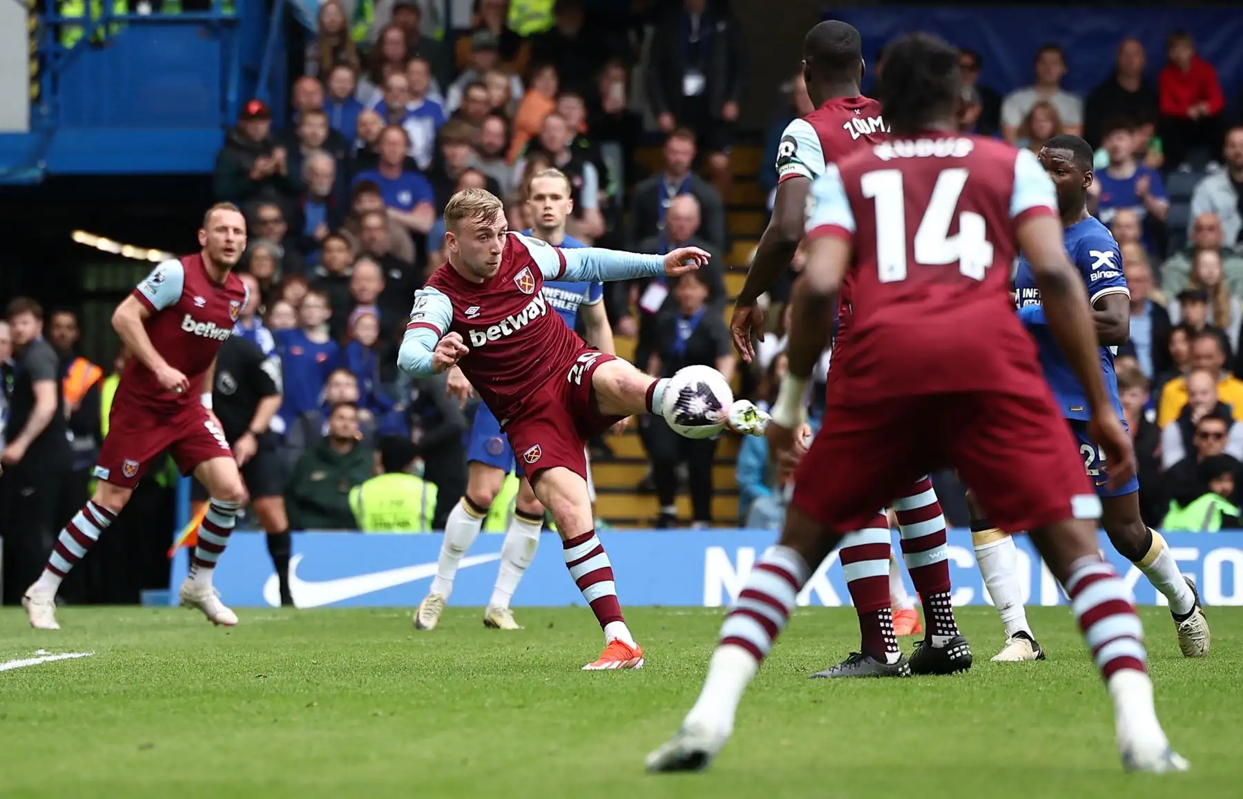 El delantero inglés del West Ham United, Jarrod Bowen, dispara pero no logra anotar durante el partido de fútbol de la Premier League inglesa entre Chelsea y West Ham United.
Foto: ANDINA/AFP