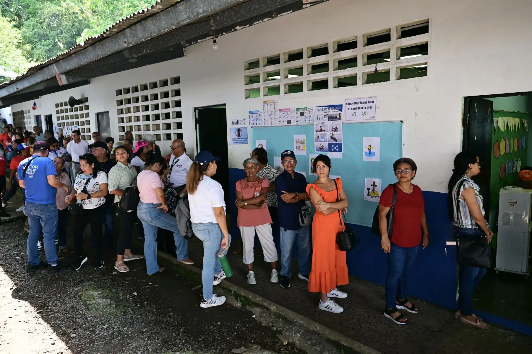 La gente hace fila para emitir su voto en un colegio electoral en la ciudad de Panamá, durante las elecciones presidenciales de Panamá.
Foto: ANDINA/AFP