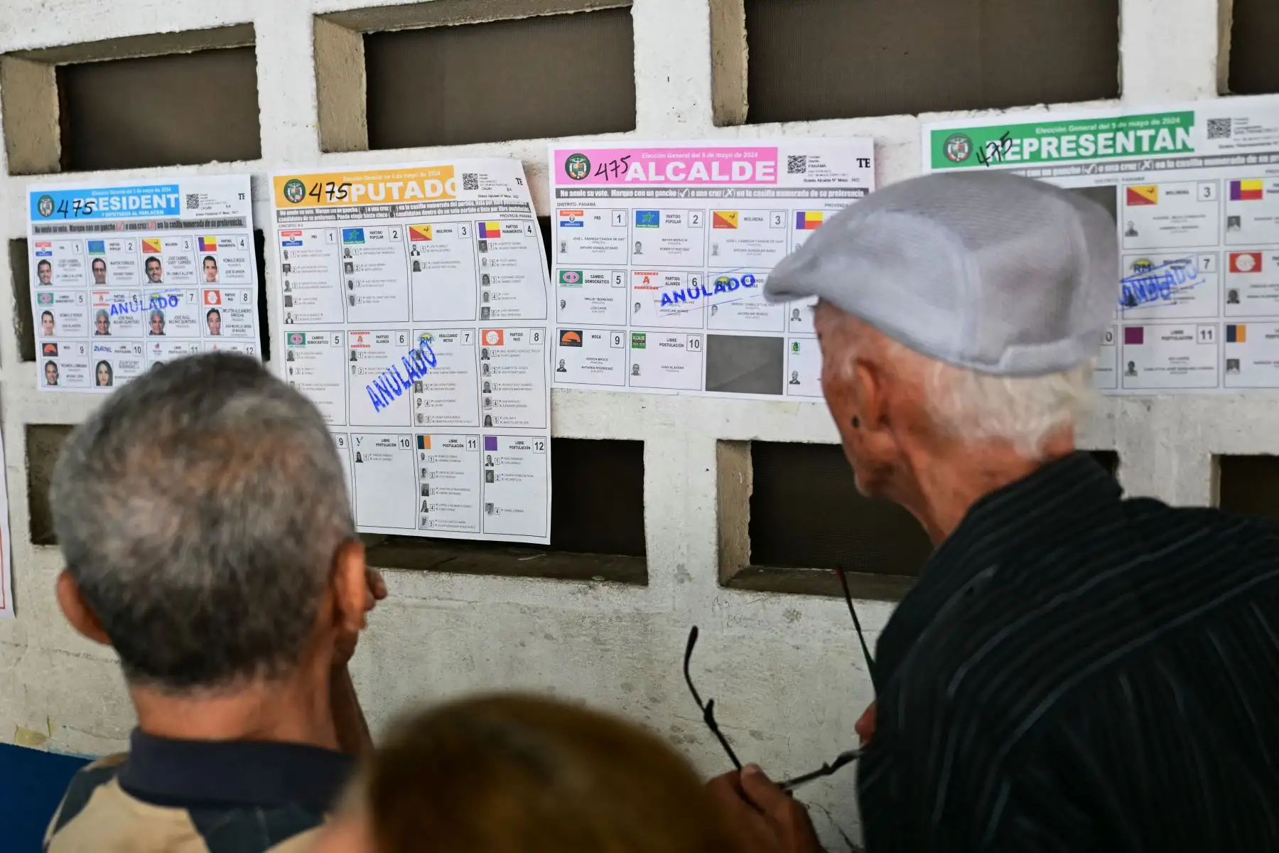 La gente consulta información sobre cómo votar en un colegio electoral en la ciudad de Panamá, durante las elecciones presidenciales de Panamá. Foto: ANDINA/AFP