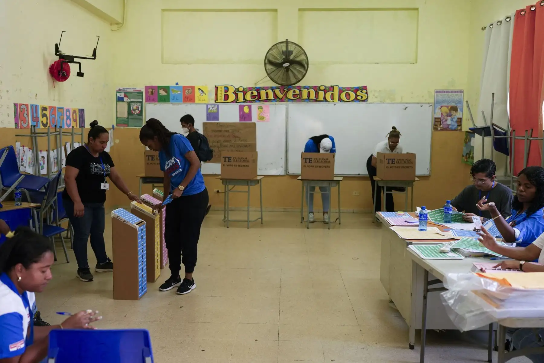 La gente emitió su voto en un colegio electoral en la ciudad de Panamá, durante las elecciones presidenciales de Panamá. 
Foto. ANDINA/AFP