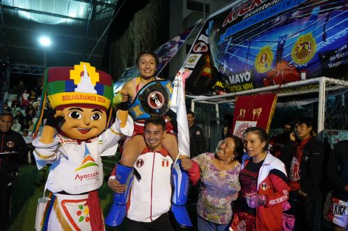 Nieves Ramírez es levantada en hombros con su cinturón que la consagra como campeona nacional