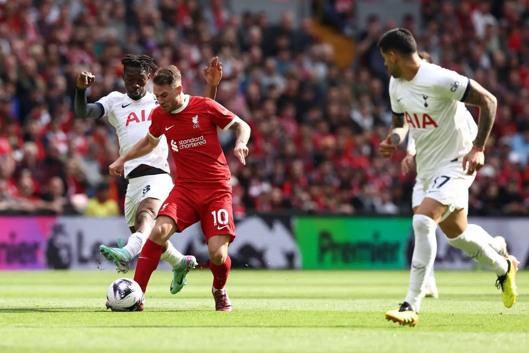 El mediocampista maliense nacido en Costa de Marfil del Tottenham Hotspur  Yves Bissouma compite con el mediocampista argentino del Liverpool Alexis Mac Allister durante el partido de fútbol de la Premier League inglesa entre Liverpool y Tottenham Hotspur en Anfield. Foto: ANDINA/AFP