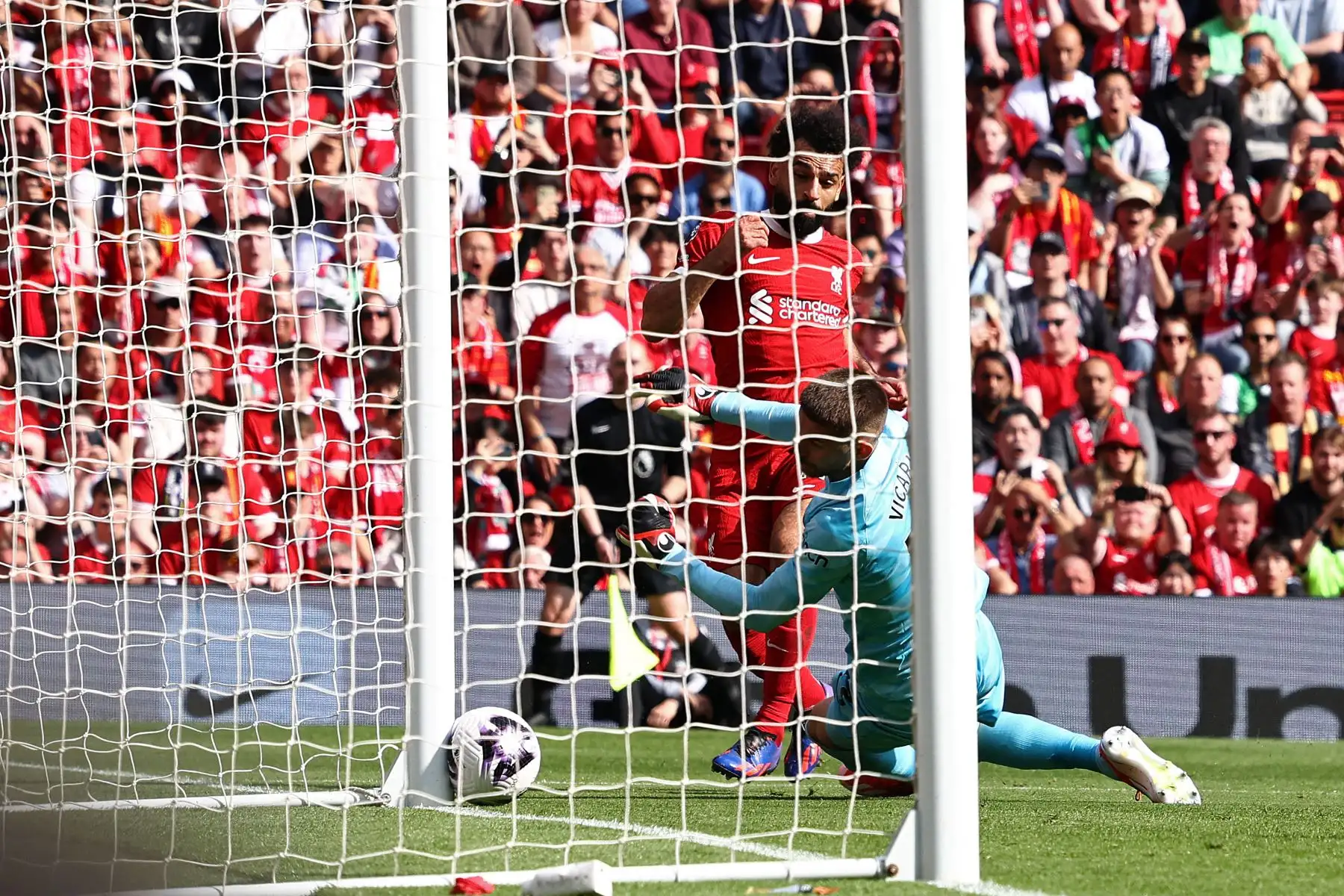 El delantero egipcio del Liverpool, Mohamed Salah, marca el gol inicial durante el partido de fútbol de la Premier League inglesa entre Liverpool y Tottenham Hotspur en Anfield.
Foto: ANDINA/AFP