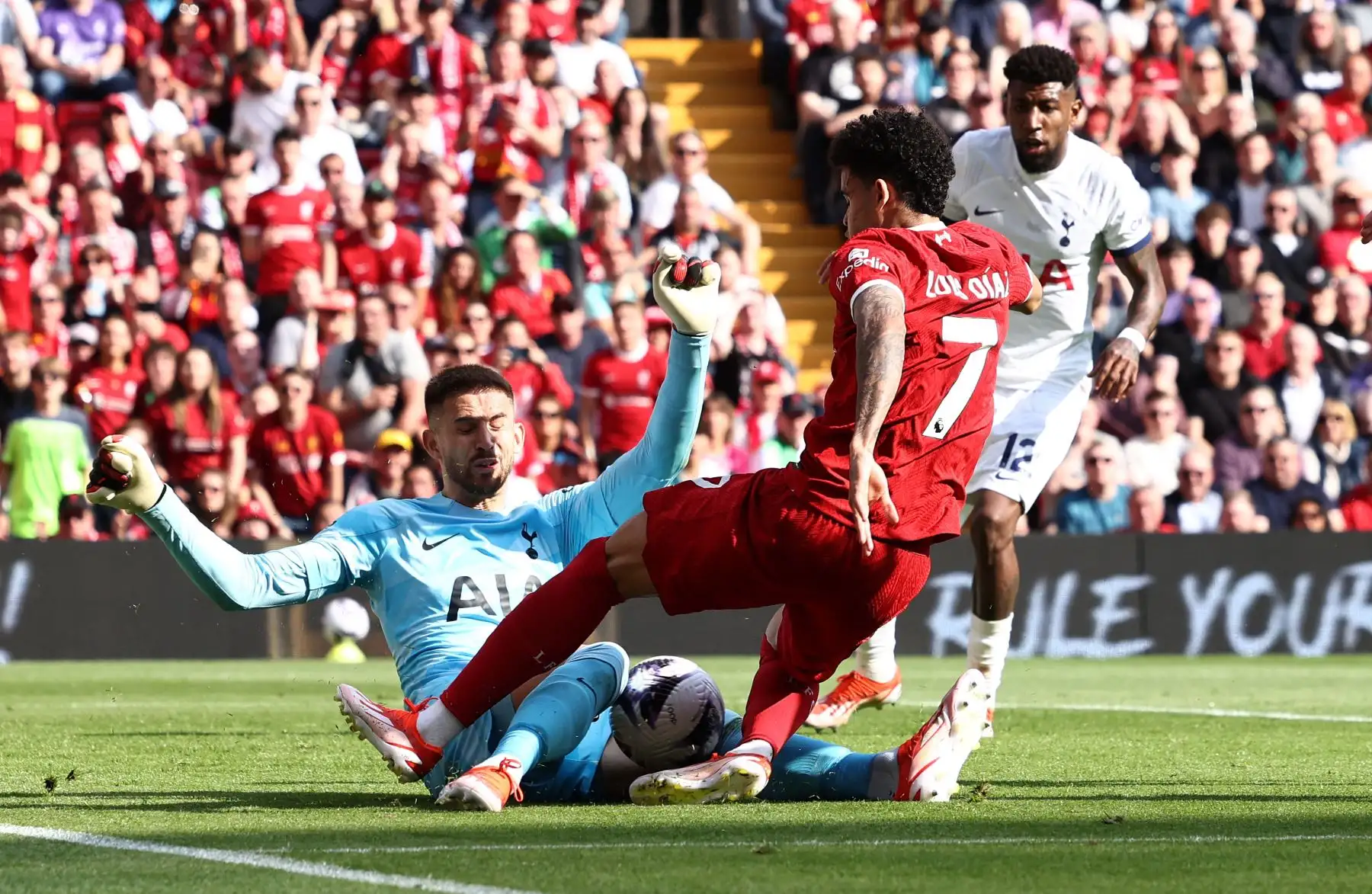 El portero italiano del Tottenham Hotspur Guglielmo Vicario salva de los pies del centrocampista colombiano del Liverpool  Luis Díaz durante el partido de fútbol de la Premier League inglesa entre Liverpool y Tottenham Hotspur. 
Foto: ANDINA/ AFP