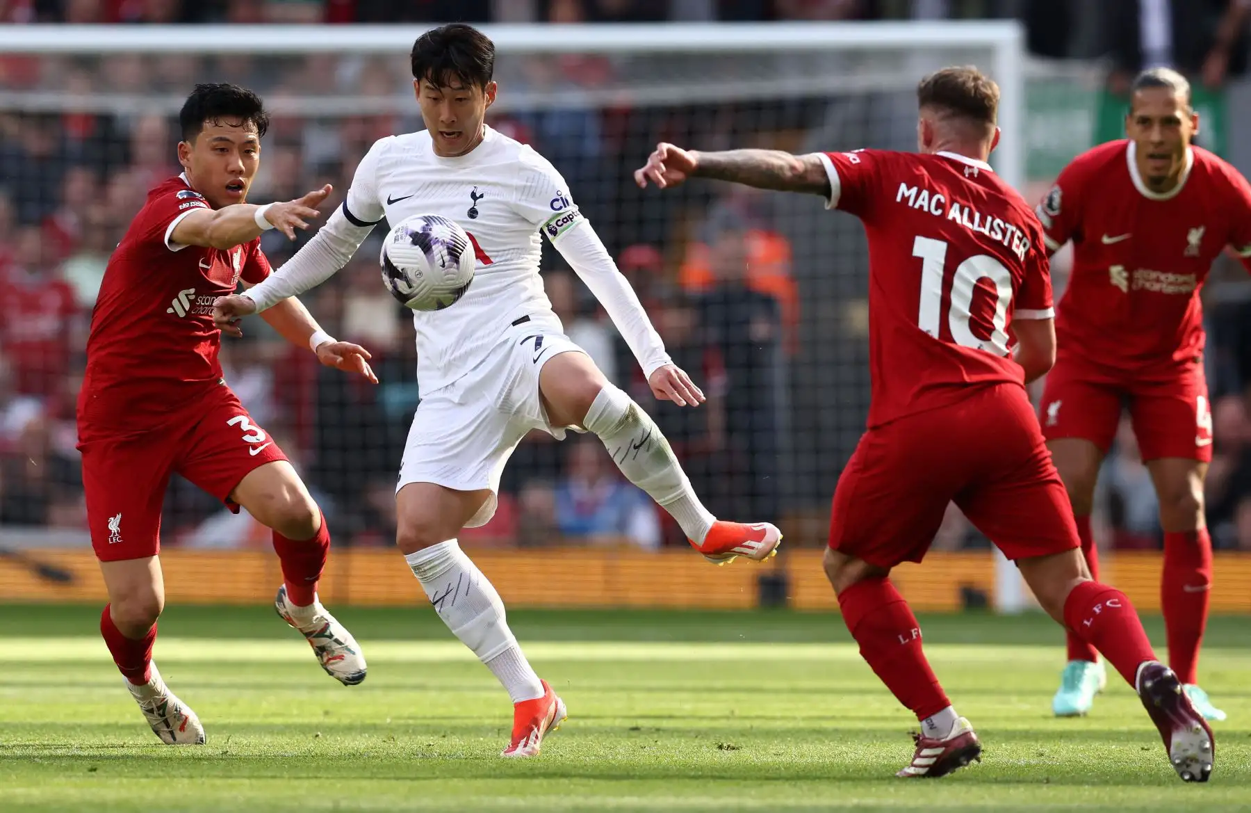 El delantero surcoreano del Tottenham Hotspur Son Heung-Min  compite con el centrocampista japonés del Liverpool  Wataru Endo  y el centrocampista argentino del Liverpool Alexis Mac Allister durante el partido de fútbol de la Liga Premier inglesa entre Liverpool y Tottenham Hotspur en Anfield. Foto: ANDINA/AFP