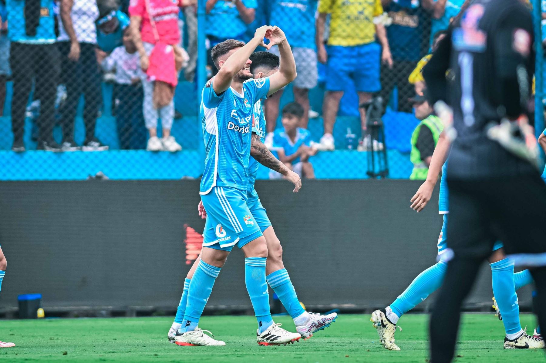 Nicolás Pasquini celebra el gol que le permitió a Cristal abrir el marcador ante Alianza Atlético de Sullana
