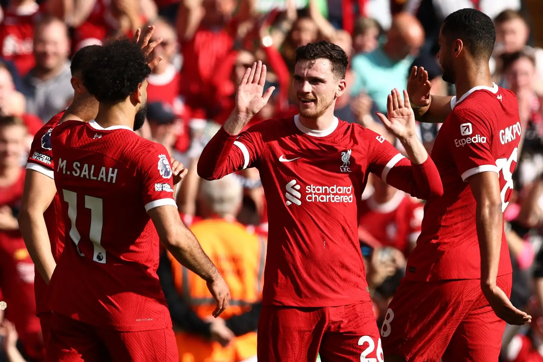 El defensor escocés del Liverpool Andrew Robertson celebra marcar el segundo gol del equipo con el delantero holandés del Liverpool  Cody Gakpo, el delantero egipcio del Liverpool Mohamed Salah y el defensor inglés del Liverpool Trent Alexander-Arnold durante el Partido de fútbol de la Premier League inglesa entre Liverpool y Tottenham Hotspur en Anfield. Foto: ANDINA/AFP