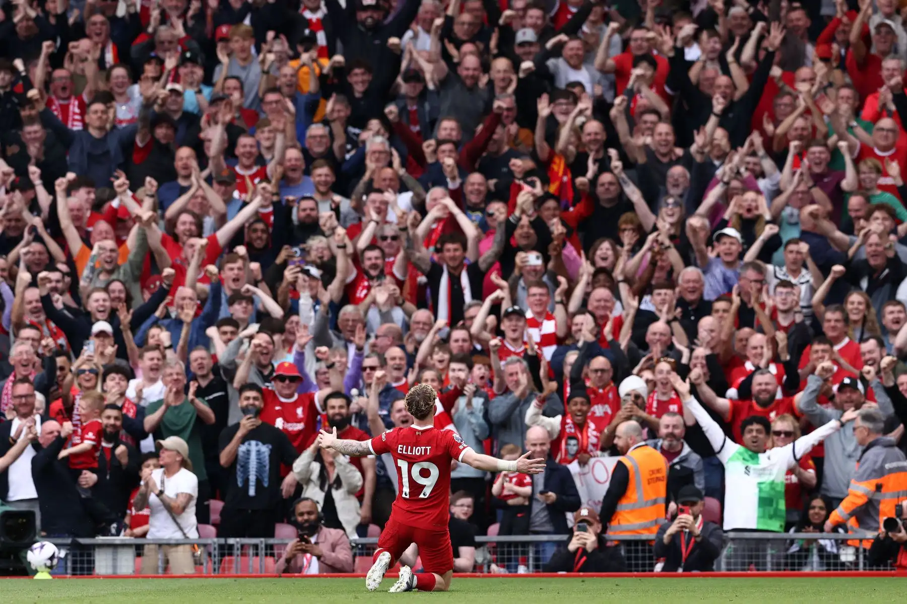 El centrocampista inglés del Liverpool Harvey Elliott celebra marcar el cuarto gol del equipo durante el partido de fútbol de la Premier League inglesa entre Liverpool y Tottenham Hotspur en Anfield. 
Foto: ANDINA/AFP