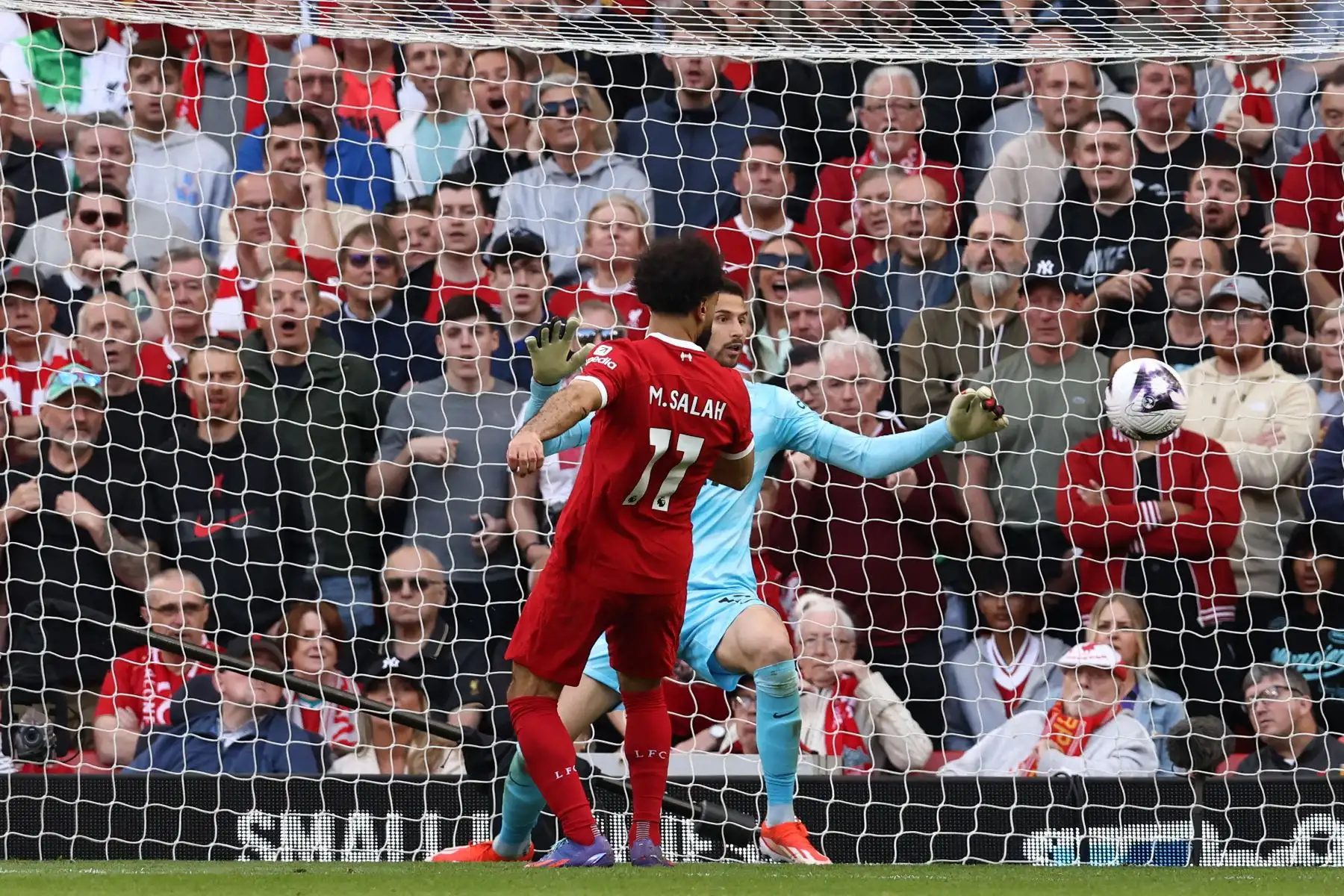 El delantero egipcio del Liverpool Mohamed Salah no logra superar al portero italiano del Tottenham Hotspur Guglielmo Vicario durante el partido de fútbol de la Premier League inglesa entre Liverpool y Tottenham Hotspur en Anfield. Foto: ANDINA/AFP