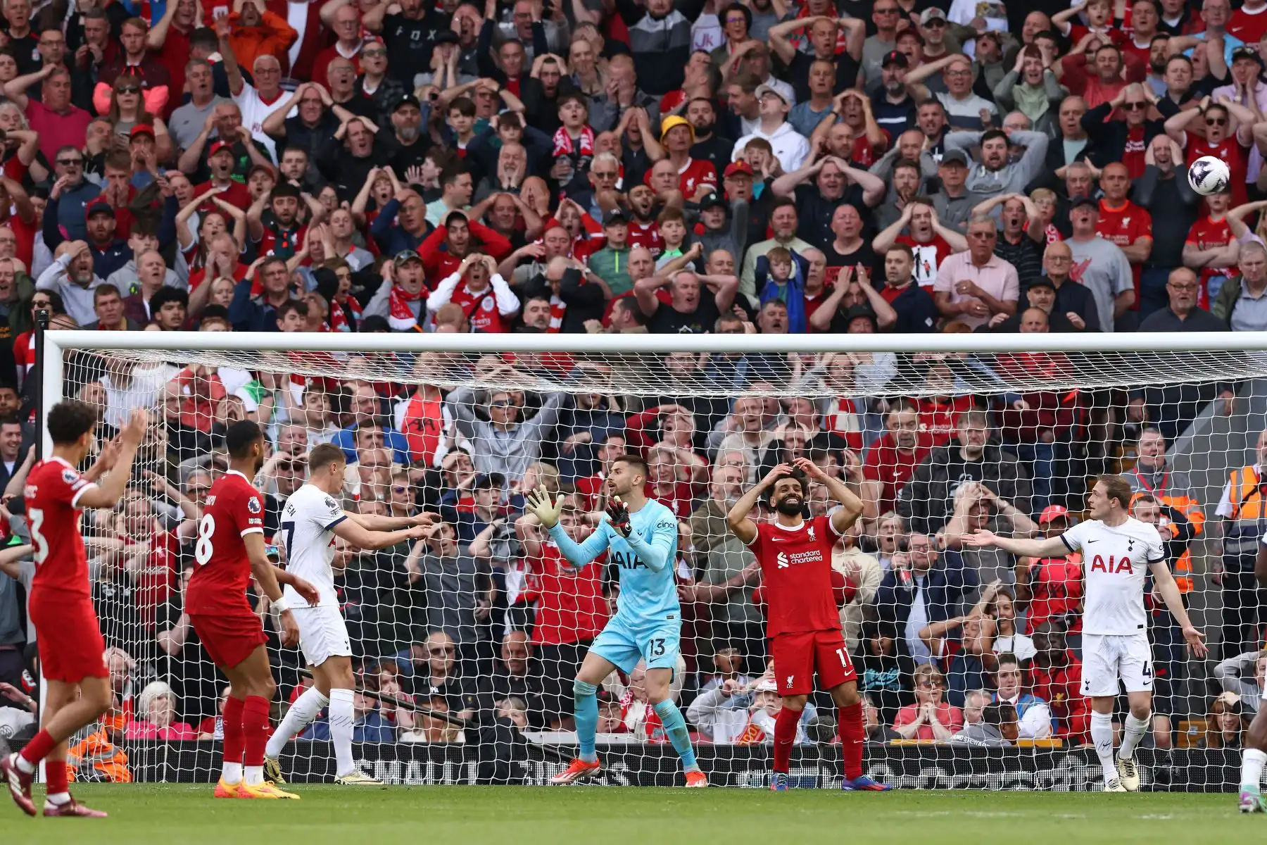 El delantero egipcio del Liverpool Mohamed Salah reacciona después de no anotar durante el partido de fútbol de la Premier League inglesa entre Liverpool y Tottenham Hotspur en Anfield. Foto: ANDINA/AFP
