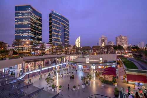 Vista del Centro Comercial Larcomar con vista al Oceáno Pacífico, uno de los atractivos turísticos de Lima. Foto: Cortesía.