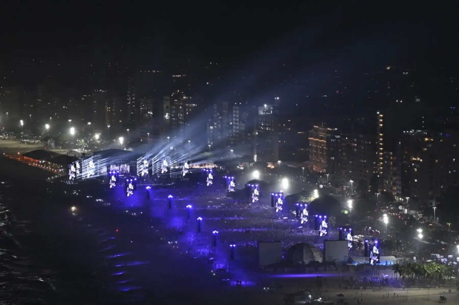 La estrella del pop estadounidense Madonna actúa en el escenario durante un concierto gratuito en la playa de Copacabana en Río de Janeiro, Brasil, el 4 de mayo de 2024. Madonna finalizó su "The Celebration Tour" con una actuación a la que asistieron alrededor de 1,6 millones de entusiastas fans. Foto: AFP
