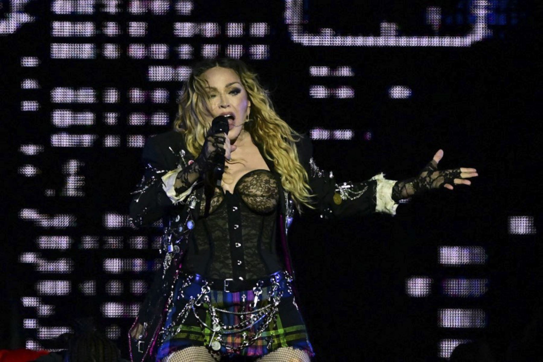La estrella del pop estadounidense Madonna actúa en el escenario durante un concierto gratuito en la playa de Copacabana en Río de Janeiro, Brasil, el 4 de mayo de 2024. Madonna finalizó su "The Celebration Tour" con una actuación a la que asistieron alrededor de 1,6 millones de entusiastas fans. Foto: AFP