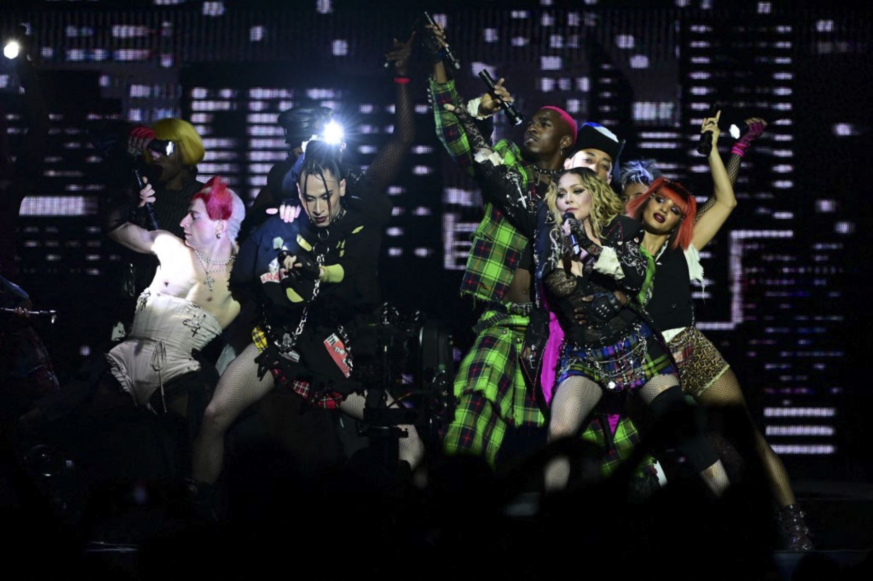 La estrella del pop estadounidense Madonna actúa en el escenario durante un concierto gratuito en la playa de Copacabana en Río de Janeiro, Brasil, el 4 de mayo de 2024.†. Madonna finalizó su "The Celebration Tour" con una actuación a la que asistieron alrededor de 1,5 millones de entusiastas fans. Foto: AFP