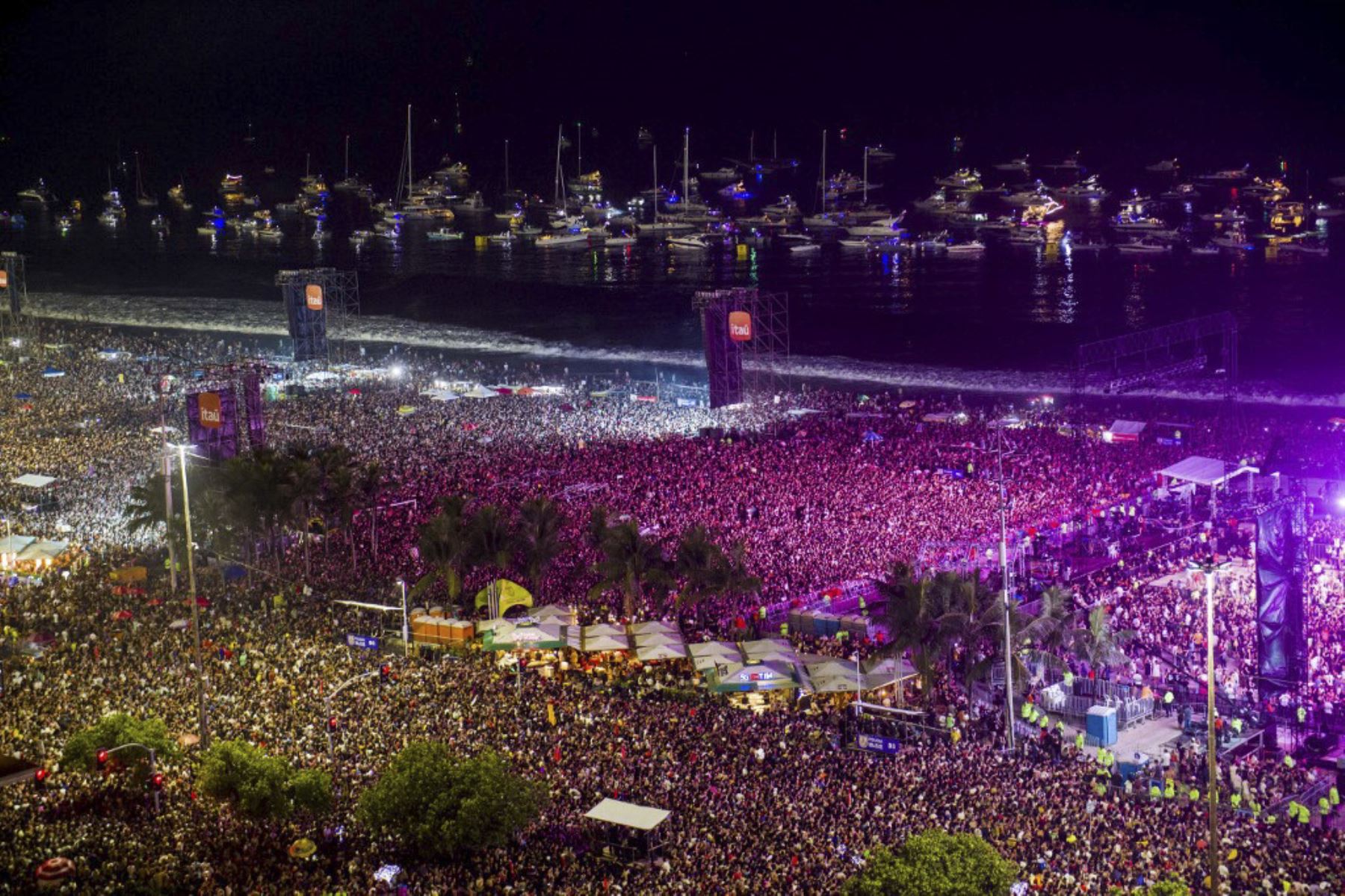 Una vista aérea muestra a la multitud ante el concierto gratuito de la estrella del pop estadounidense Madonna en la playa de Copacabana en Río de Janeiro, Brasil, el 4 de mayo de 2024. Madonna finalizó su "The Celebration Tour" con una actuación a la que asistieron unos 1,5 millones de entusiastas fans. Foto: AFP