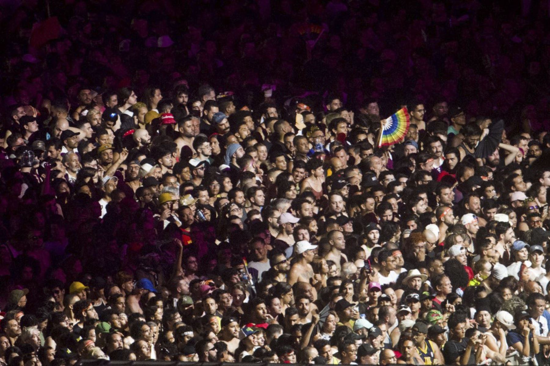 La multitud disfruta del espectáculo inaugural del DJ estadounidense Diplo antes de la actuación de la estrella del pop estadounidense Madonna en un concierto gratuito en la playa de Copacabana en Río de Janeiro, Brasil, el 4 de mayo de 2024.†. Madonna concluirá su "The Celebration Tour" con una actuación que se espera atraiga a 1,5 millones de entusiastas fans. Foto: AFP