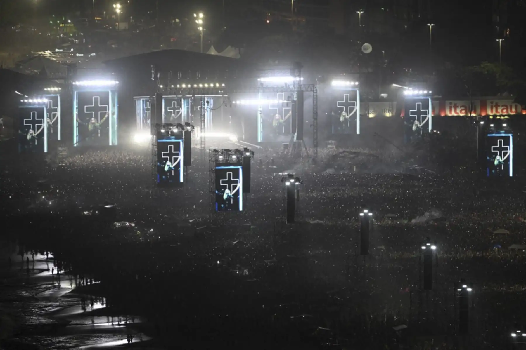 La estrella del pop estadounidense Madonna actúa en el escenario durante un concierto gratuito en la playa de Copacabana en Río de Janeiro, Brasil, el 4 de mayo de 2024.†. Madonna finalizó su "The Celebration Tour" con una actuación a la que asistieron alrededor de 1,5 millones de entusiastas fans. Foto: AFP