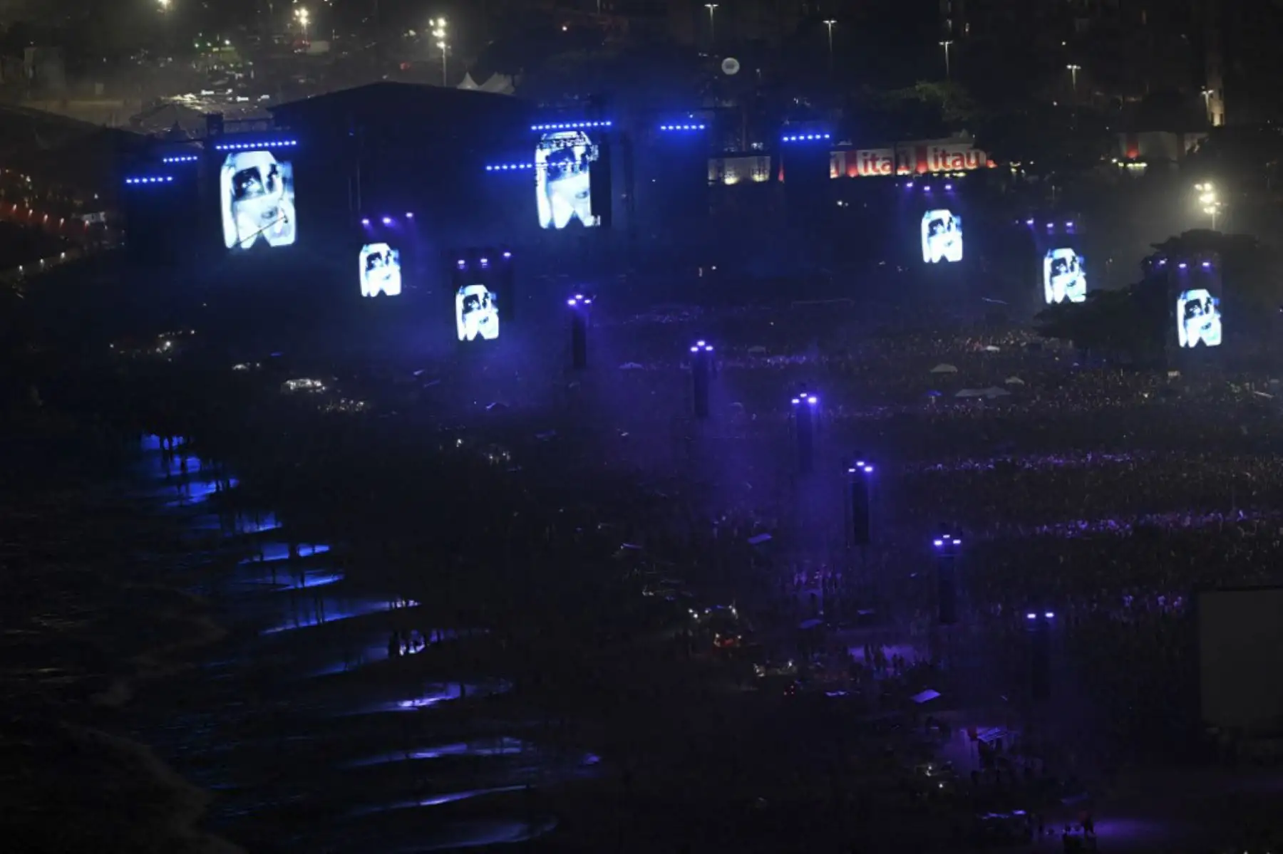 Una multitud de fanáticos es vista mientras la estrella del pop estadounidense Madonna actúa durante un concierto gratuito en la playa de Copacabana en Río de Janeiro, Brasil, el 4 de mayo de 2024.†. Madonna finalizó su "The Celebration Tour" con una actuación a la que asistieron alrededor de 1,5 millones de entusiastas fans. Foto: AFP