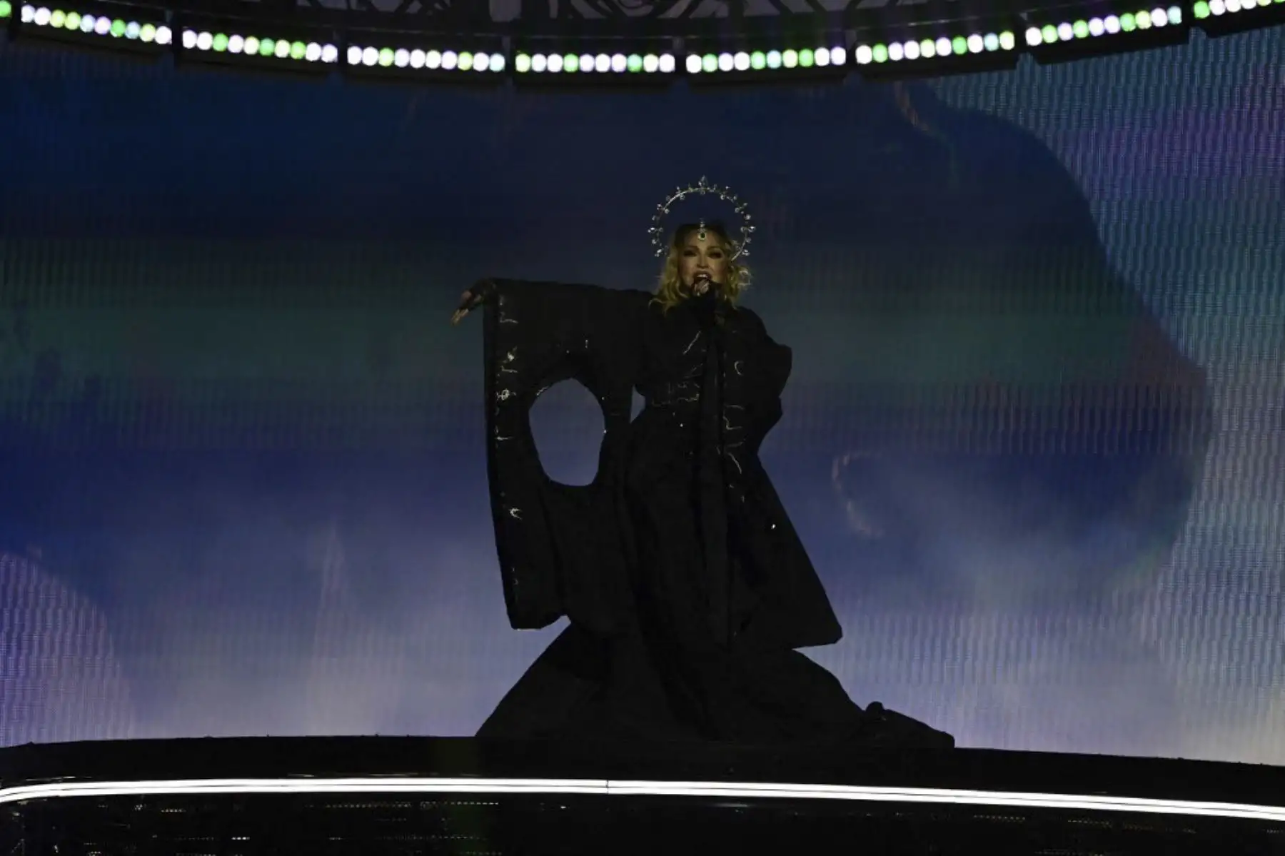 La estrella del pop estadounidense Madonna actúa en el escenario durante un concierto gratuito en la playa de Copacabana en Río de Janeiro, Brasil, el 4 de mayo de 2024.†. Madonna finalizó su "The Celebration Tour" con una actuación a la que asistieron alrededor de 1,5 millones de entusiastas fans. Foto: AFP