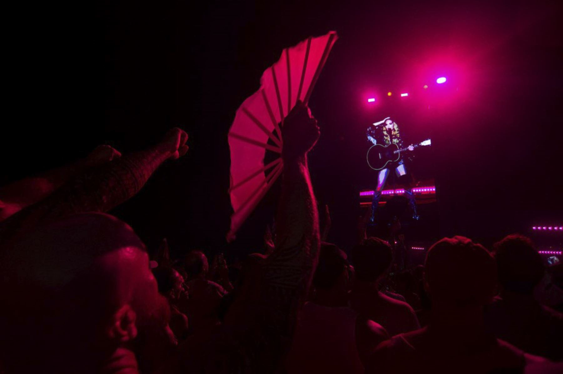 Los fanáticos ven a la estrella del pop estadounidense Madonna actuar durante un concierto gratuito en la playa de Copacabana en Río de Janeiro, Brasil, el 4 de mayo de 2024.†. Madonna finalizó su "The Celebration Tour" con una actuación a la que asistieron alrededor de 1,5 millones de entusiastas fans. Foto: AFP