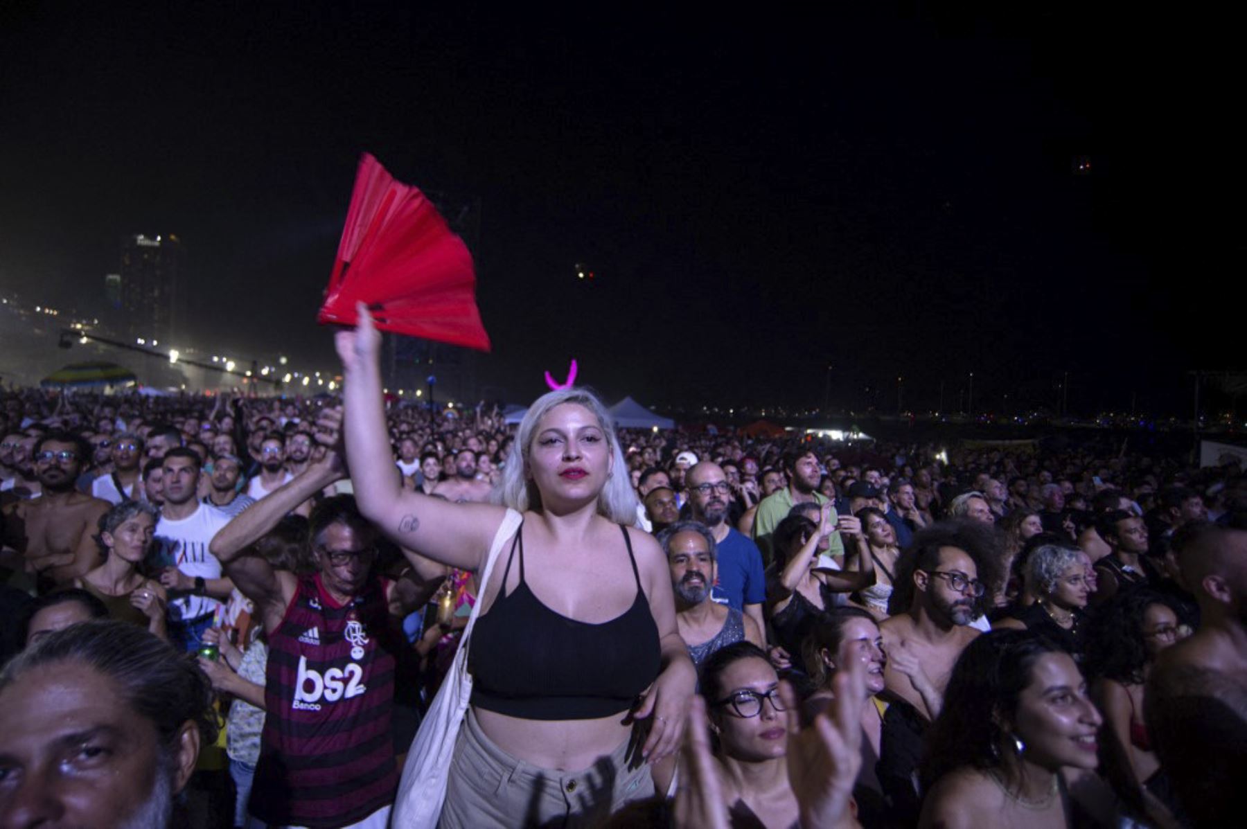 Los fanáticos ven a la estrella del pop estadounidense Madonna actuar durante un concierto gratuito en la playa de Copacabana en Río de Janeiro, Brasil, el 4 de mayo de 2024.†. Madonna finalizó su "The Celebration Tour" con una actuación a la que asistieron alrededor de 1,6 millones de entusiastas fans. Foto: AFP