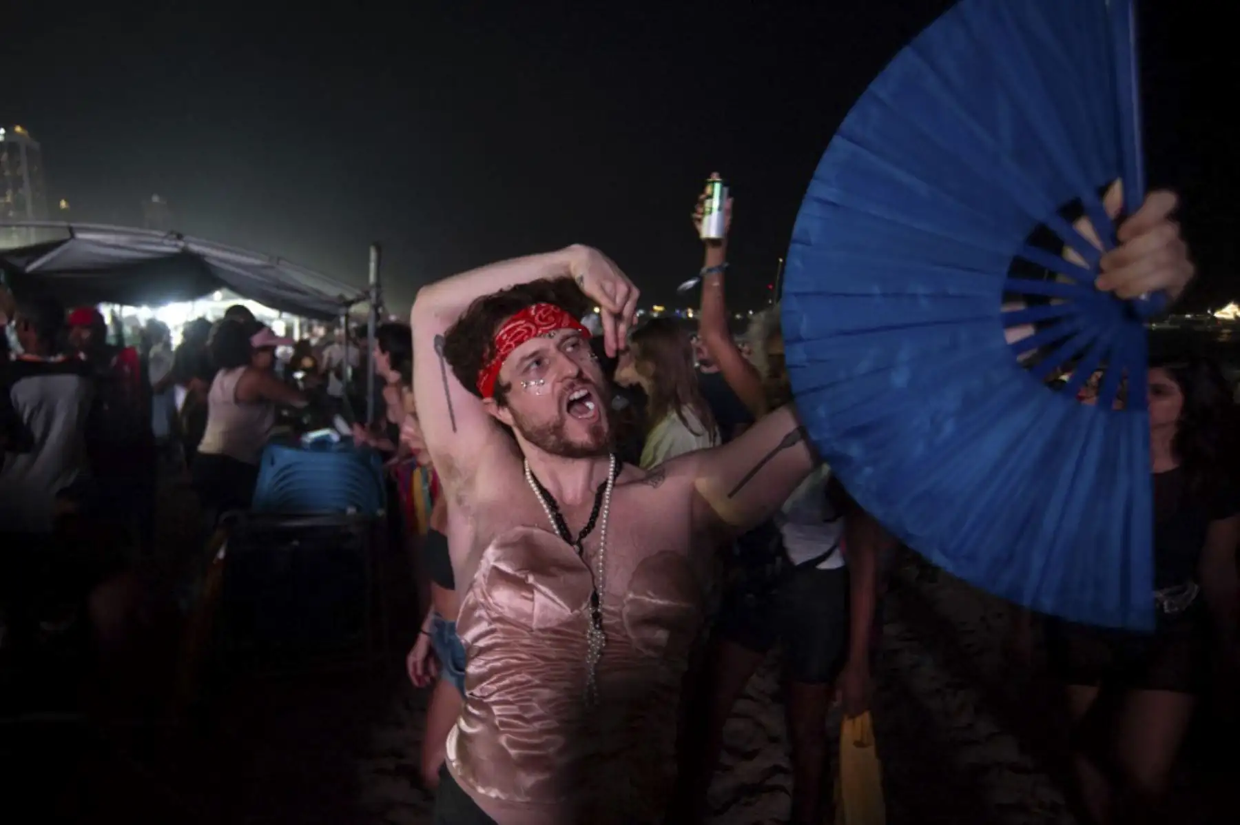 Los fanáticos ven a la estrella del pop estadounidense Madonna actuar durante un concierto gratuito en la playa de Copacabana en Río de Janeiro, Brasil, el 4 de mayo de 2024.†. Madonna finalizó su "The Celebration Tour" con una actuación a la que asistieron alrededor de 1,5 millones de entusiastas fans. Foto: AFP