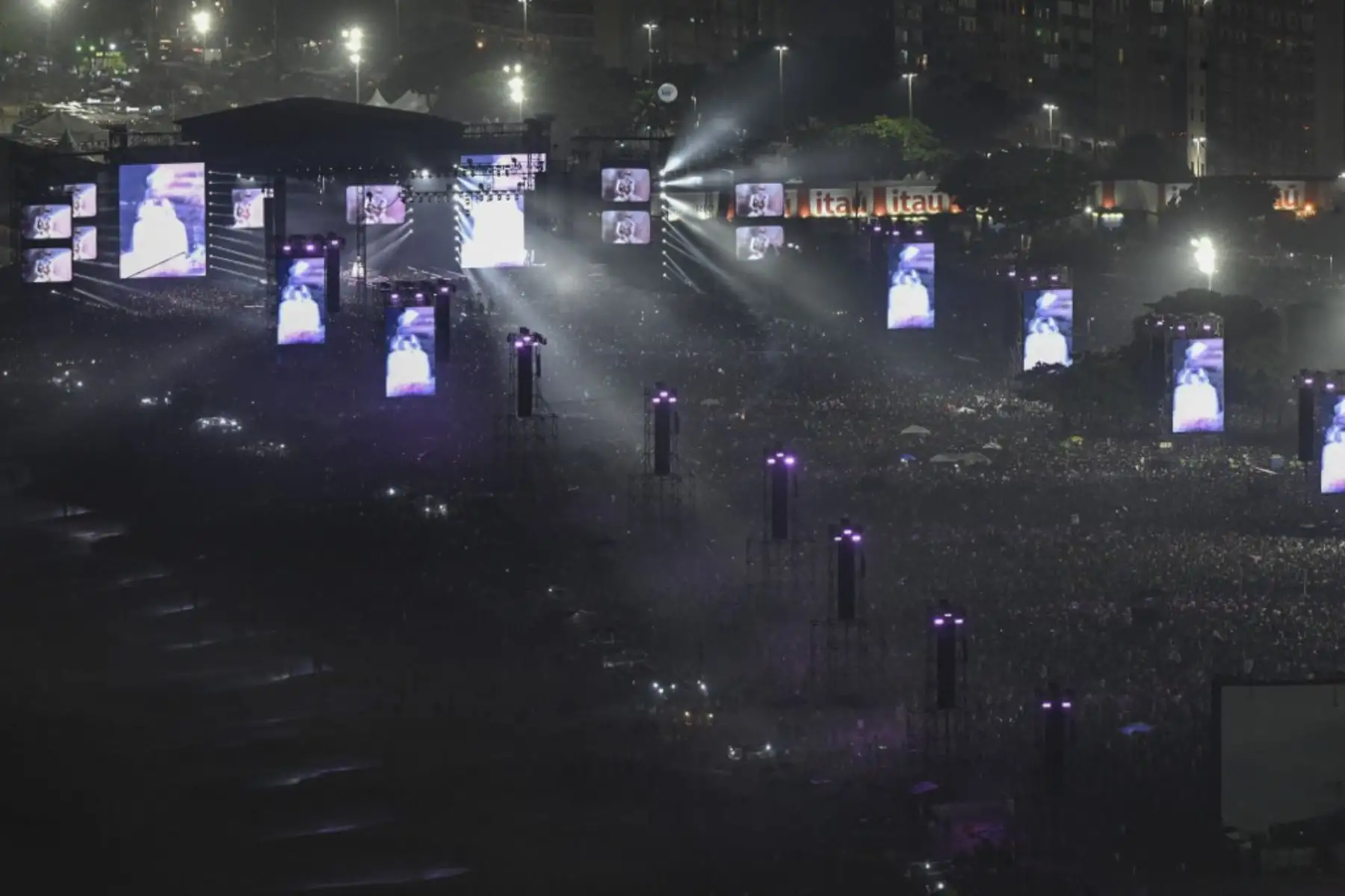 La estrella del pop estadounidense Madonna actúa en el escenario durante un concierto gratuito en la playa de Copacabana en Río de Janeiro, Brasil, el 4 de mayo de 2024.†. Madonna finalizó su "The Celebration Tour" con una actuación a la que asistieron alrededor de 1,5 millones de entusiastas fans. Foto: AFP