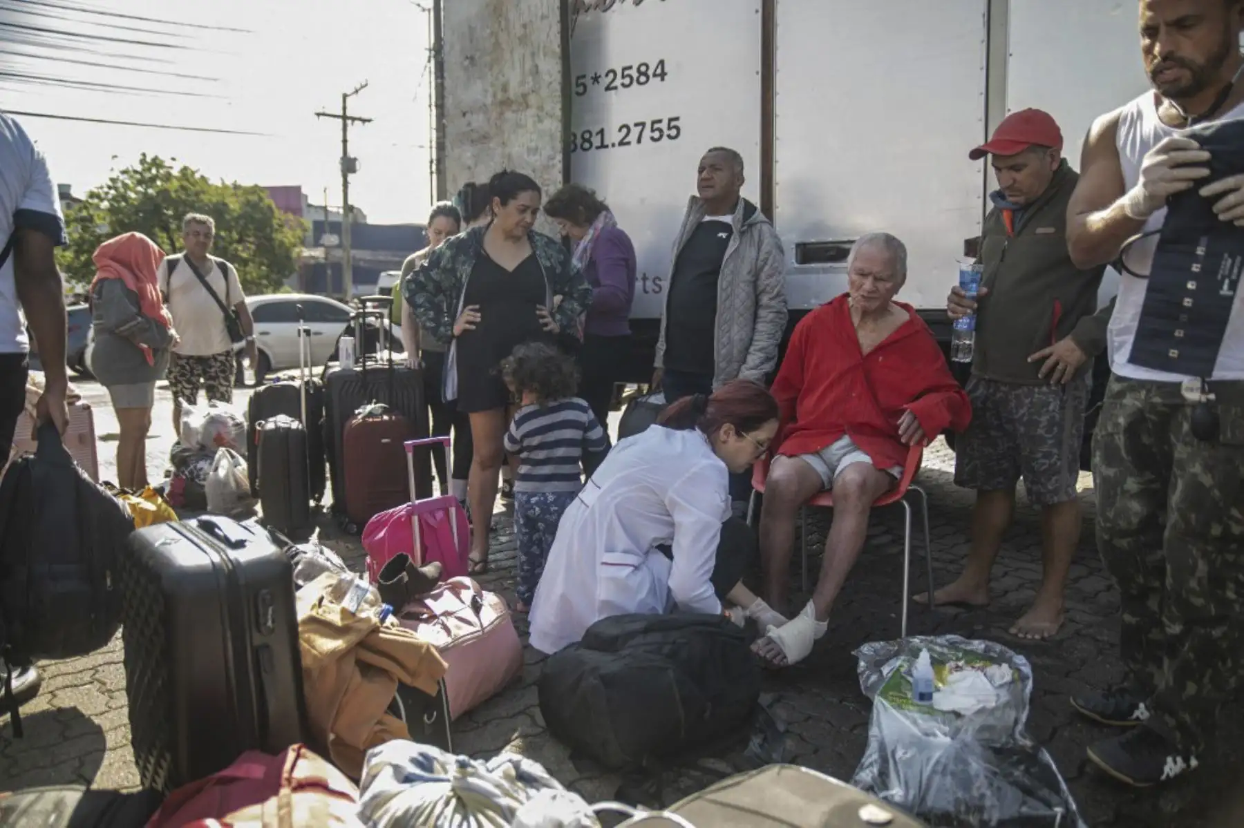 Voluntarios brindan alimentos, atención médica y ropa a personas rescatadas de casas inundadas en una gasolinera utilizada como punto de encuentro en Porto Alegre, estado de Rio Grande do Sul, Brasil, el 5 de mayo de 2024. El desafío es titánico y contrarreloj: autoridades y los vecinos intentan evitar una tragedia aún mayor a la que ya se vivió en el estado brasileño de Rio Grande do Sul, donde 66 personas murieron y 80.000 fueron desplazadas por las inundaciones, según las autoridades. Foto: AFP