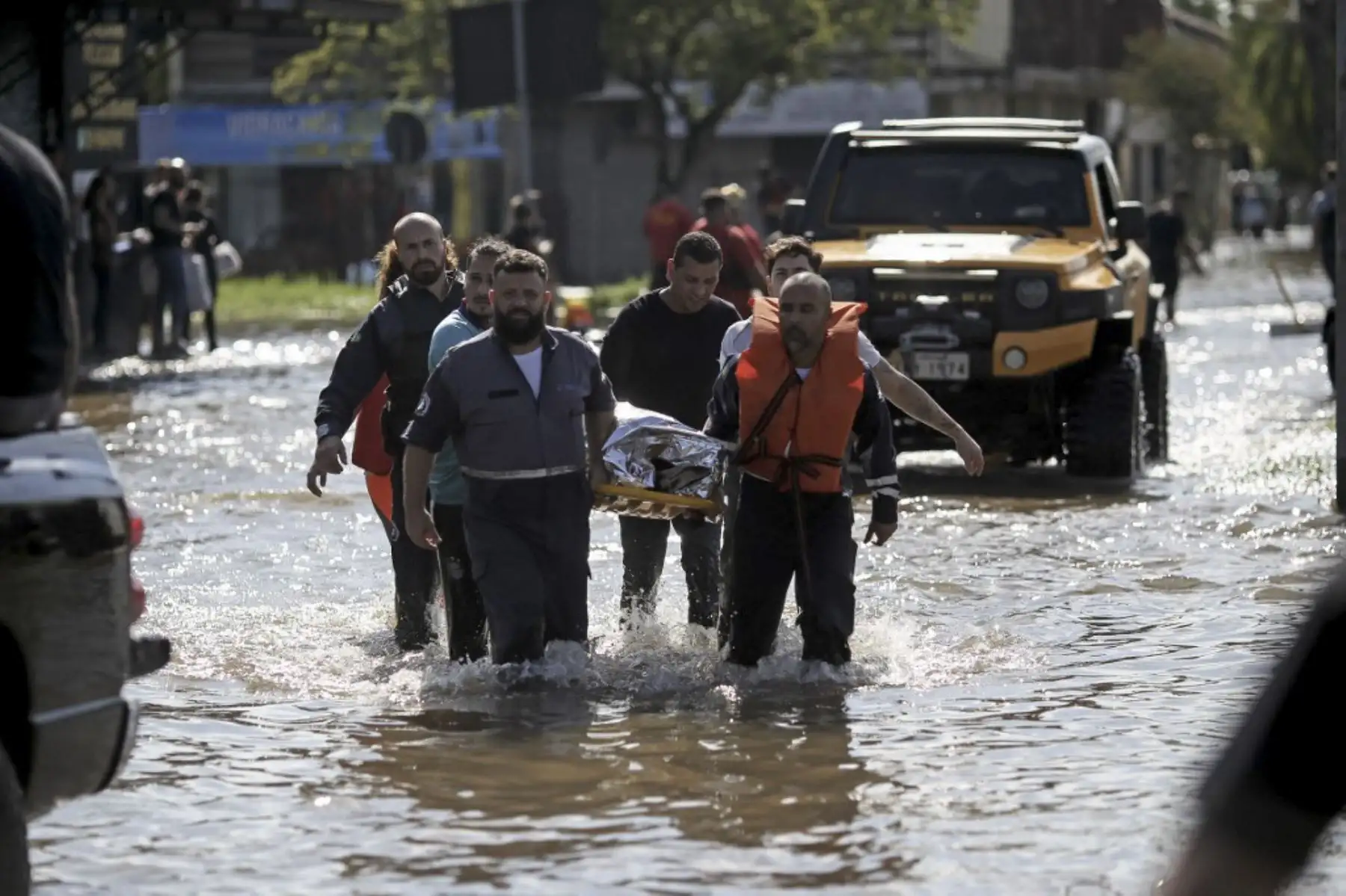 Una mujer es transportada a un centro médico luego de ser rescatada en el barrio Sarandí en Porto Alegre, estado de Rio Grande do Sul, Brasil, el 5 de mayo de 2024. El desafío es titánico y contrarreloj: autoridades y vecinos están tratando de evitar un incluso tragedia mayor que la ya vivida en el estado brasileño de Rio Grande do Sul, donde 66 personas murieron y 80.000 fueron desplazadas por las inundaciones, según las autoridades. Foto: AFP