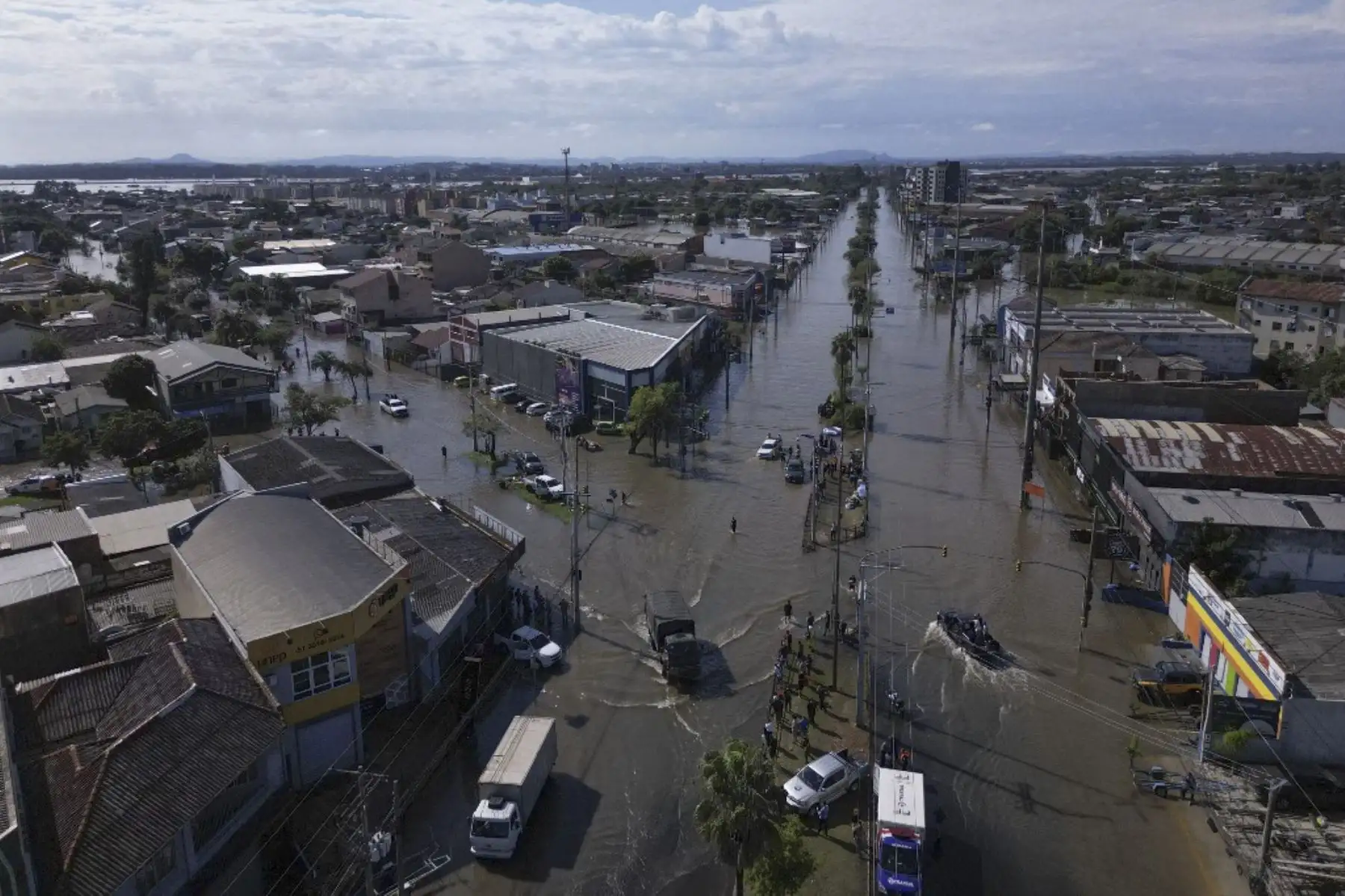 Vista aérea de calles inundadas durante una operación de rescate en el barrio Sarandí en Porto Alegre, estado de Rio Grande do Sul, Brasil, el 5 de mayo de 2024. El desafío es titánico y contrarreloj: autoridades y vecinos intentan evitar una tragedia aún mayor que la ya vivida en el estado brasileño de Rio Grande do Sul, donde 66 personas murieron y 80.000 fueron desplazadas por las inundaciones, según las autoridades. Foto: AFP