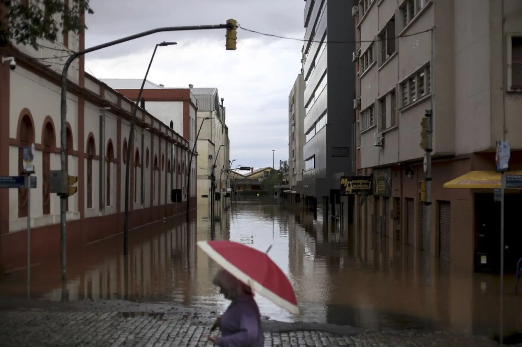 Vista de una calle inundada en el centro histórico de Porto Alegre, estado de Rio Grande do Sul, Brasil, el 5 de mayo de 2024. El desafío es titánico y contrarreloj: autoridades y vecinos intentan evitar una tragedia aún mayor que la ya vivido en el estado brasileño de Rio Grande do Sul, donde 66 personas murieron y 80.000 fueron desplazadas por las inundaciones, según las autoridades. Foto: AFP
