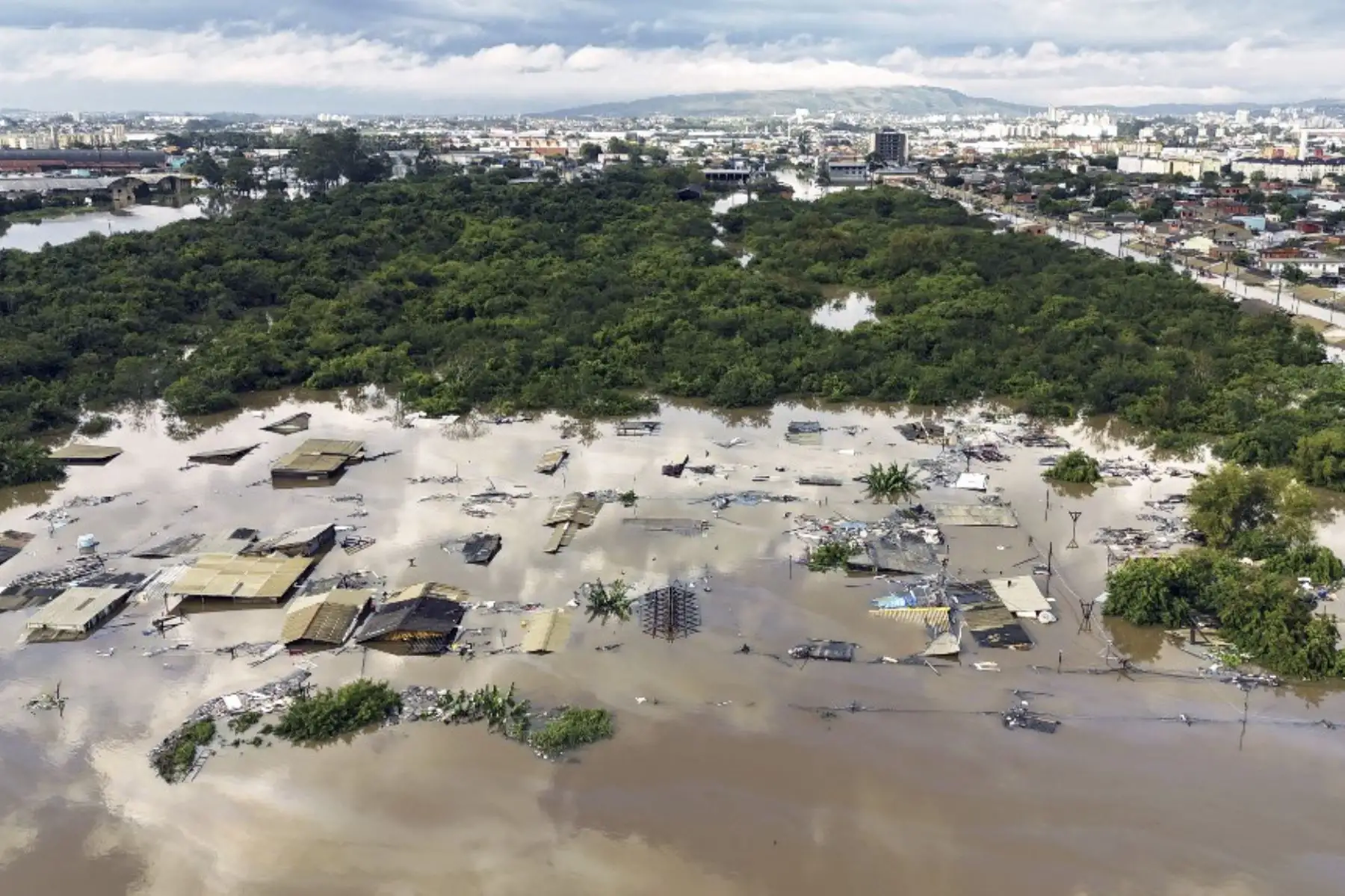 Vista aérea de calles inundadas en el barrio Sarandí en Porto Alegre, estado de Rio Grande do Sul, Brasil, el 5 de mayo de 2024. El desafío es titánico y contrarreloj: autoridades y vecinos intentan evitar una tragedia aún mayor que la ya vivido en el estado brasileño de Rio Grande do Sul, donde 66 personas murieron y 80.000 fueron desplazadas por las inundaciones, según las autoridades. Foto: AFP