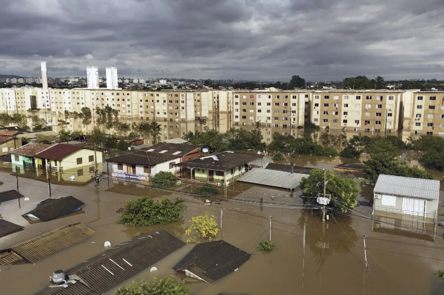 Vista aérea de calles inundadas en el barrio Sarandí en Porto Alegre, estado de Rio Grande do Sul, Brasil, el 5 de mayo de 2024. El desafío es titánico y contrarreloj: autoridades y vecinos intentan evitar una tragedia aún mayor que la ya vivido en el estado brasileño de Rio Grande do Sul, donde 66 personas murieron y 80.000 fueron desplazadas por las inundaciones, según las autoridades. Foto: AFP