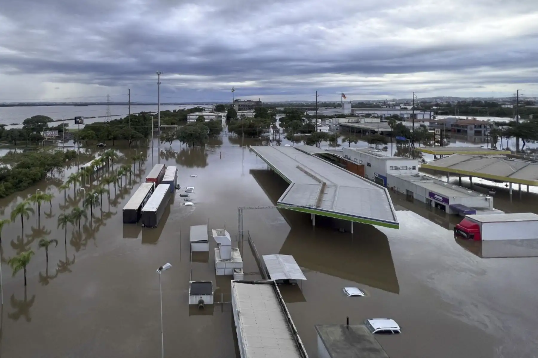Vista aérea de calles inundadas en el barrio Sarandí en Porto Alegre, estado de Rio Grande do Sul, Brasil, el 5 de mayo de 2024. El desafío es titánico y contrarreloj: autoridades y vecinos intentan evitar una tragedia aún mayor que la ya vivido en el estado brasileño de Rio Grande do Sul, donde 66 personas murieron y 80.000 fueron desplazadas por las inundaciones, según las autoridades. Foto: AFP