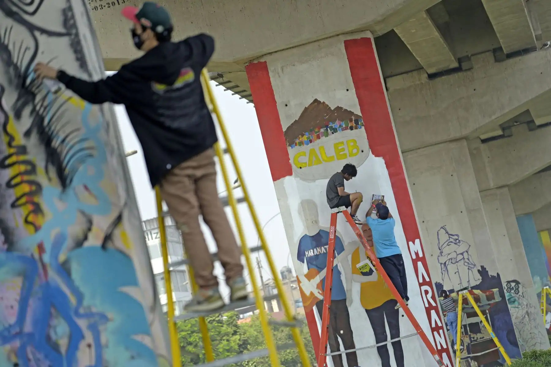 Artistas y voluntarios del Bicentenario embellecen y le dan color a San Juan de Lurigancho con la creación de murales entre las estaciones Pirámide del Sol y Los Jardines. Foto: Bicentenario 2024