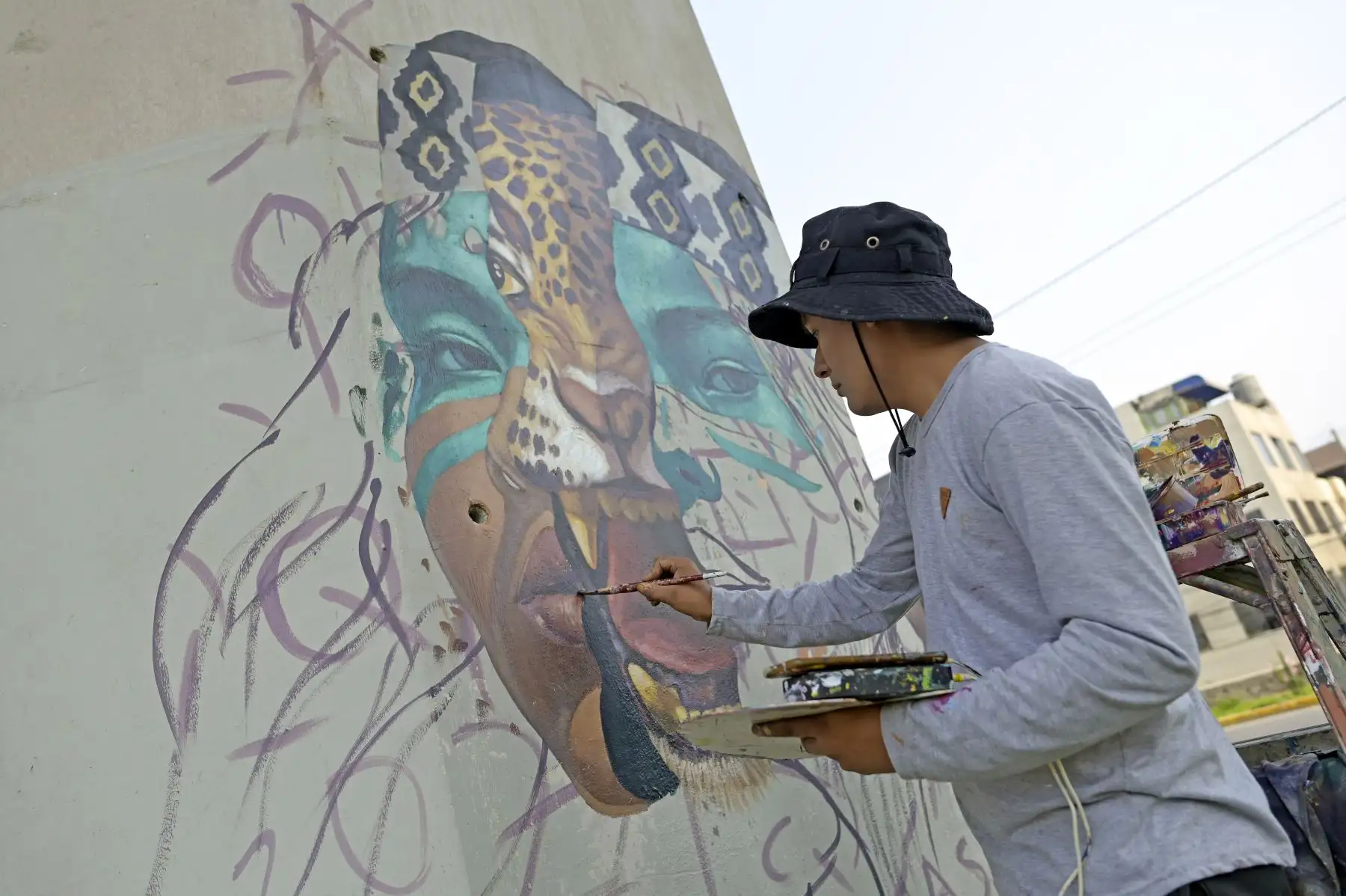 Artistas y voluntarios del Bicentenario embellecen y le dan color a San Juan de Lurigancho con la creación de murales entre las estaciones Pirámide del Sol y Los Jardines. Foto: Bicentenario 2024