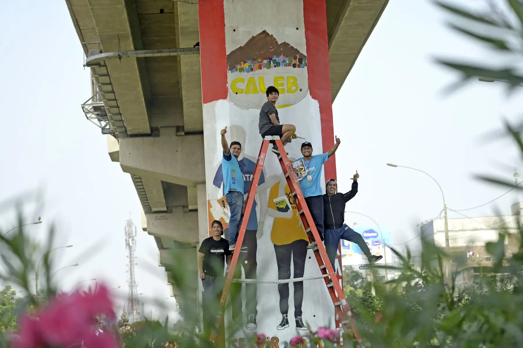 Artistas y voluntarios del Bicentenario embellecen y le dan color a San Juan de Lurigancho con la creación de murales entre las estaciones Pirámide del Sol y Los Jardines. Foto: Bicentenario 2024