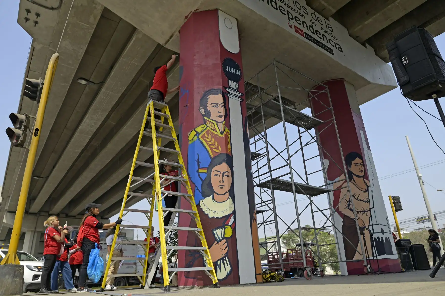 Artistas y voluntarios del Bicentenario embellecen y le dan color a San Juan de Lurigancho con la creación de murales entre las estaciones Pirámide del Sol y Los Jardines. Foto: Bicentenario 2024