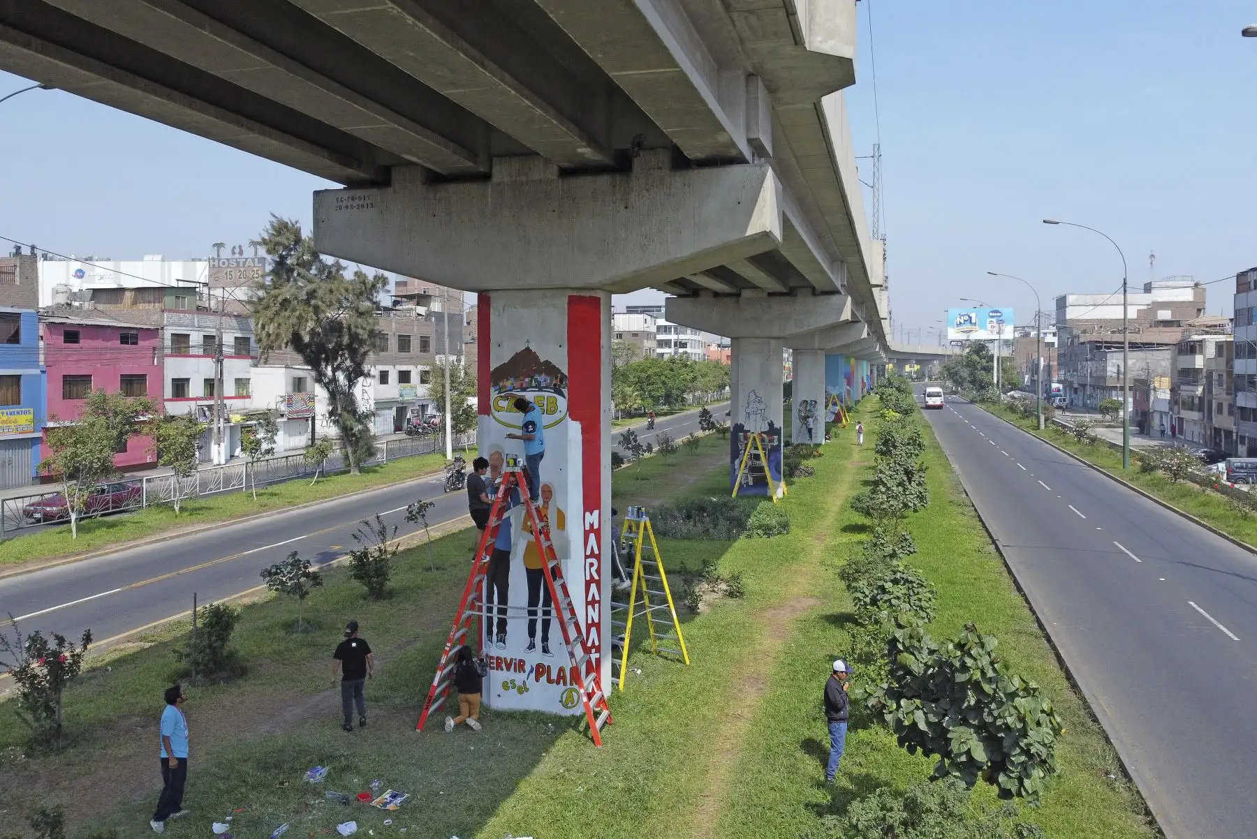 Artistas y voluntarios del Bicentenario embellecen y le dan color a San Juan de Lurigancho con la creación de murales entre las estaciones Pirámide del Sol y Los Jardines. Foto: Bicentenario 2024