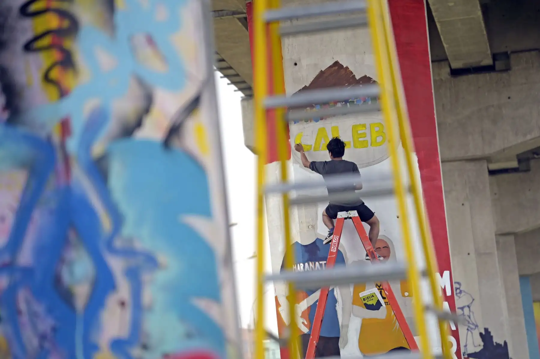 Artistas y voluntarios del Bicentenario embellecen y le dan color a San Juan de Lurigancho con la creación de murales entre las estaciones Pirámide del Sol y Los Jardines. Foto: Bicentenario 2024