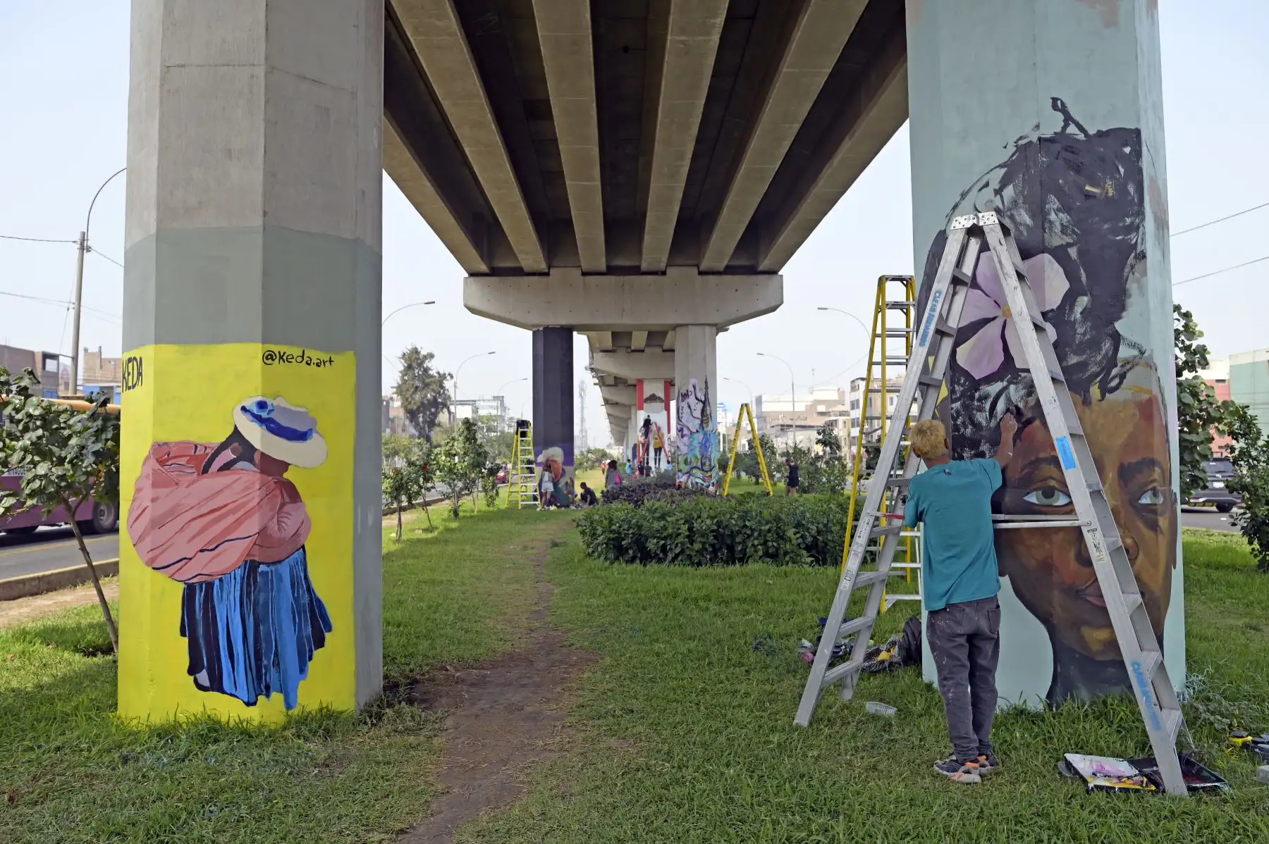 Artistas y voluntarios del Bicentenario embellecen y le dan color a San Juan de Lurigancho con la creación de murales entre las estaciones Pirámide del Sol y Los Jardines del Metro de Lima. Foto: Bicentenario 2024