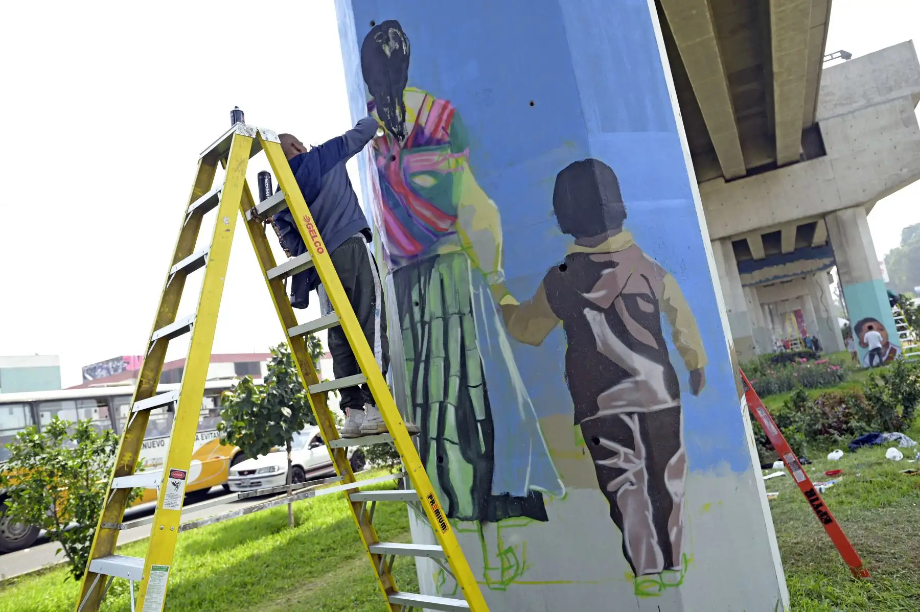 Artistas y voluntarios del Bicentenario embellecen y le dan color a San Juan de Lurigancho con la creación de murales entre las estaciones Pirámide del Sol y Los Jardines del Metro de Lima. Foto: Bicentenario 2024