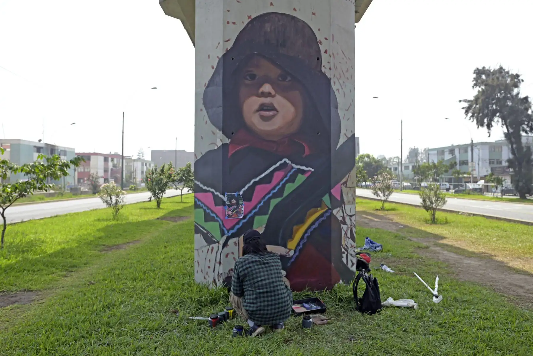 Artistas y voluntarios del Bicentenario embellecen y le dan color a San Juan de Lurigancho con la creación de murales entre las estaciones Pirámide del Sol y Los Jardines del Metro de Lima. Foto: Bicentenario 2024