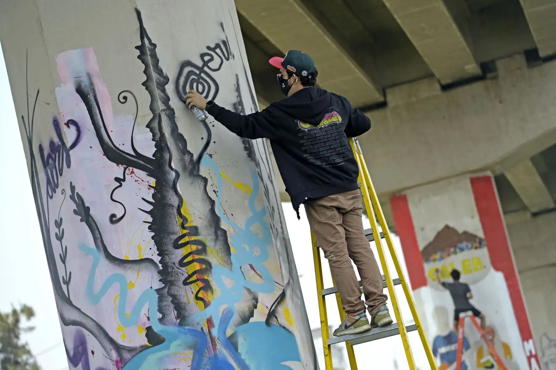 Artistas y voluntarios del Bicentenario embellecen y le dan color a San Juan de Lurigancho con la creación de murales entre las estaciones Pirámide del Sol y Los Jardines. Foto: Bicentenario 2024