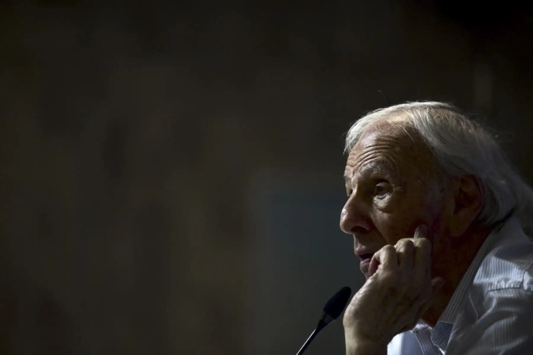El entrenador de fútbol argentino César Luis Menotti, director de equipos nacionales, habla durante una conferencia de prensa en Buenos Aires, el 25 de enero de 2019. El recientemente nombrado director de equipos nacionales de la Asociación de Fútbol Argentino, César Luis Menotti, dijo el viernes que el equipo nacional El equipo tiene que "jugar mejor" y "ganarse a la gente otra vez". Foto: AFP