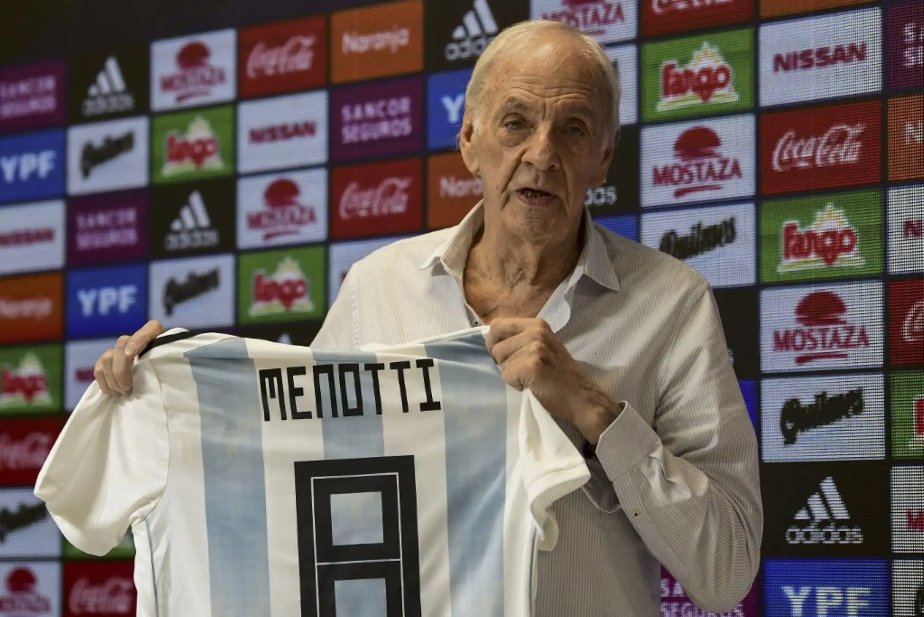 El entrenador de fútbol argentino César Luis Menotti, director de selecciones nacionales, habla durante una conferencia de prensa en Buenos Aires, el 25 de enero de 2019. El exfutbolista argentino César Menotti, entrenador argentino ganador del Mundial de 1978, murió a los 85 años, anunció la Asociación de Fútbol Argentino. Foto: AFP