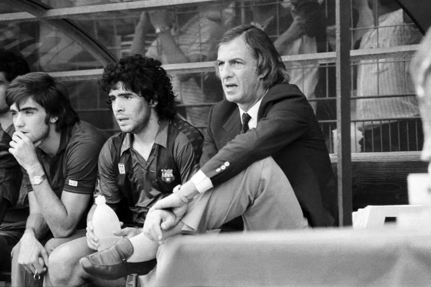 Diego Maradona del FC Barcelona, su entrenador César Luis Menotti  y el FC Girondins de Bordeaux Alain Giresse son vistos durante el torneo internacional de fútbol en Burdeos el 28 de agosto de 1983. Foto: AFP